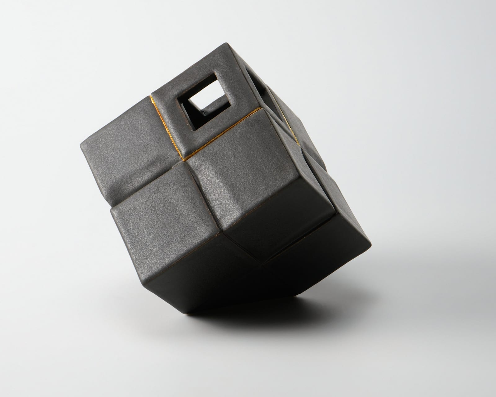 Kiyomizu Rokubei VIII 八代 清水六兵衛, Cube shaped incense burner with black glaze 黒釉刻線器