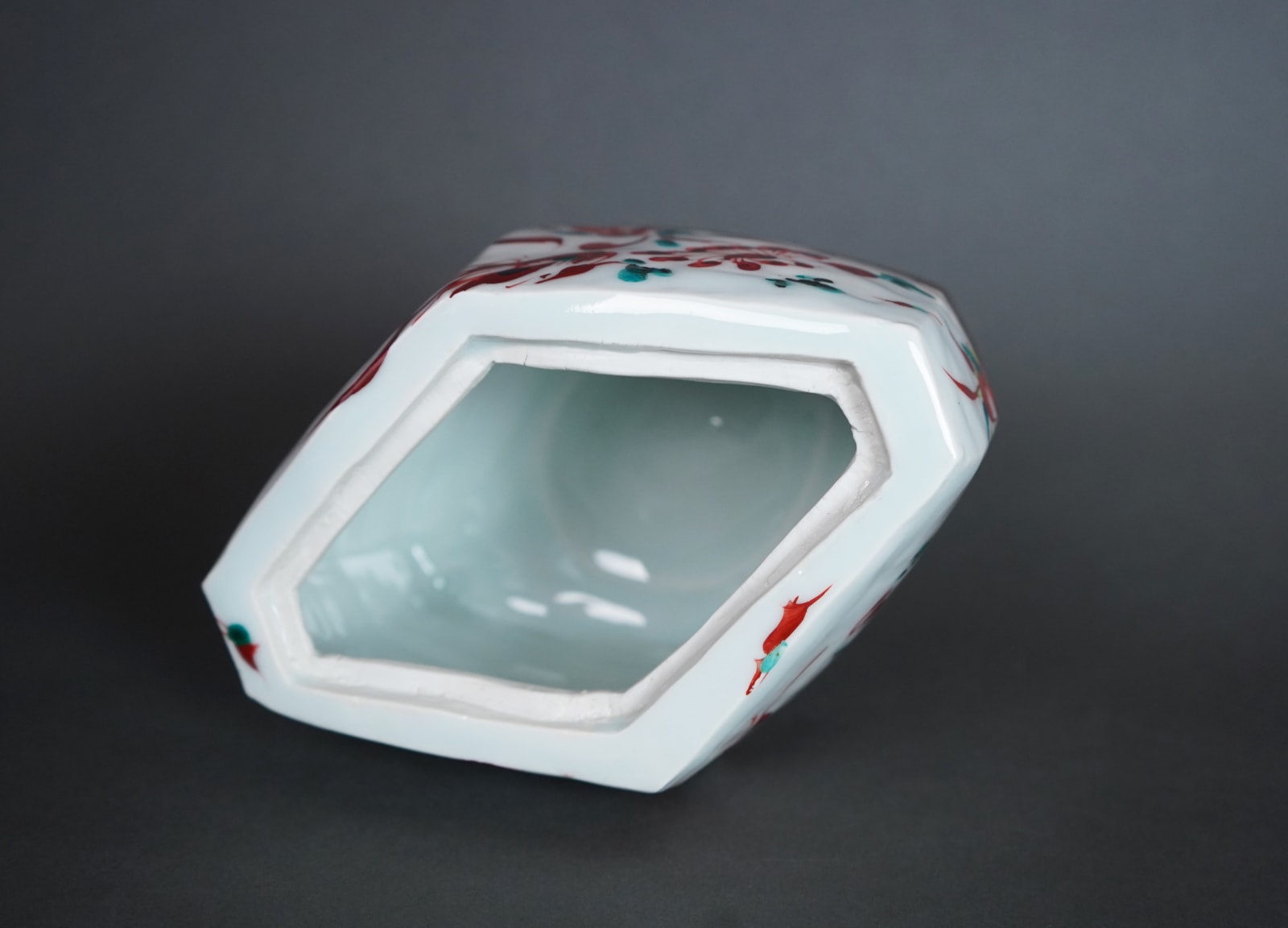 Tsuboshima Dohei 坪島 圡平, Diamond Shaped Water Jar With Red Enamel 赤絵菱水指 , 2000's