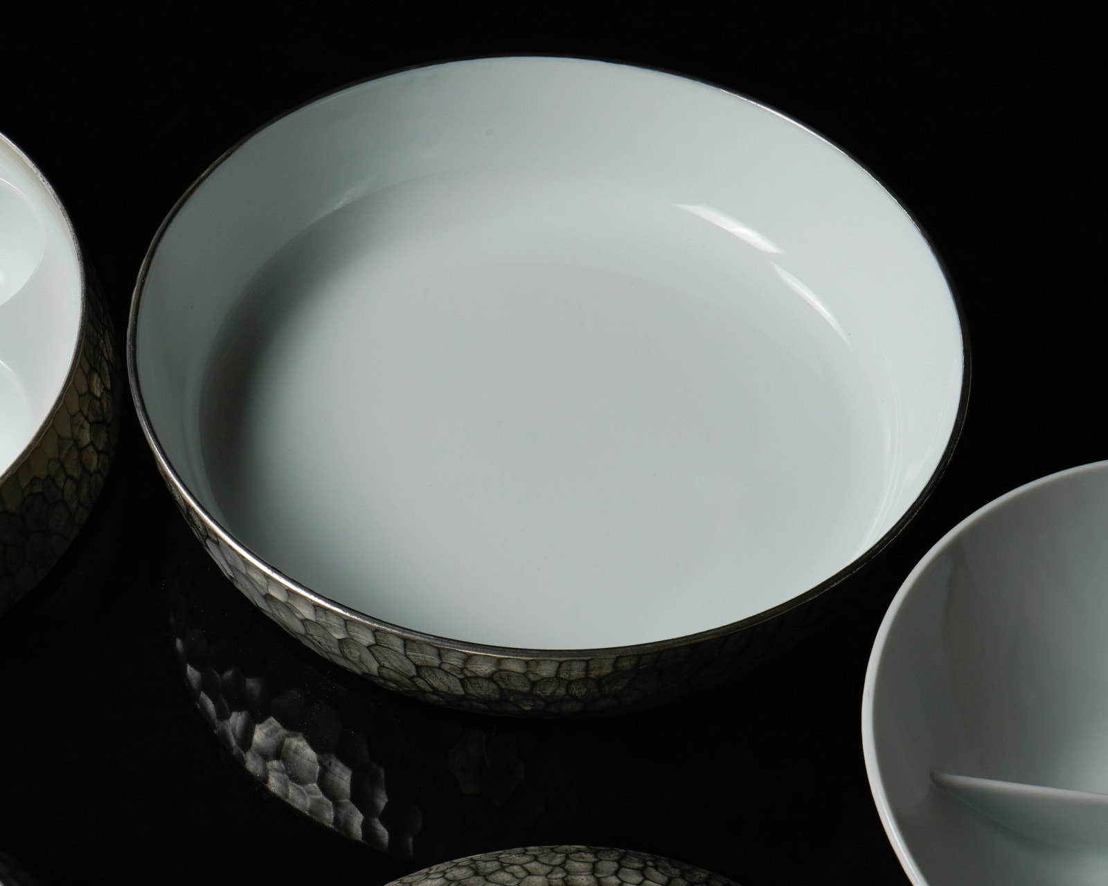Terauchi Shinji 寺内信二, Five-tiered moon shaped bowl with silver and hammered texture finish 本銀彩槌目珠型五段重, 2024