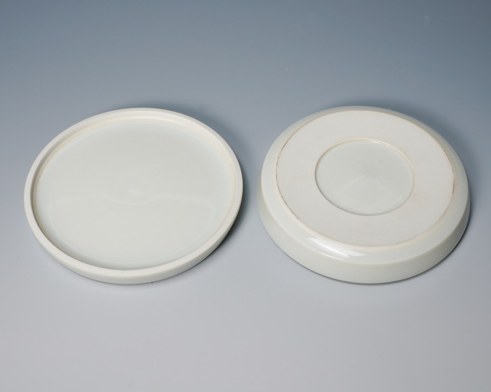 KUSUBE Yaichi 楠部彌弌, Stamp-Pad Holder 白磁肉池