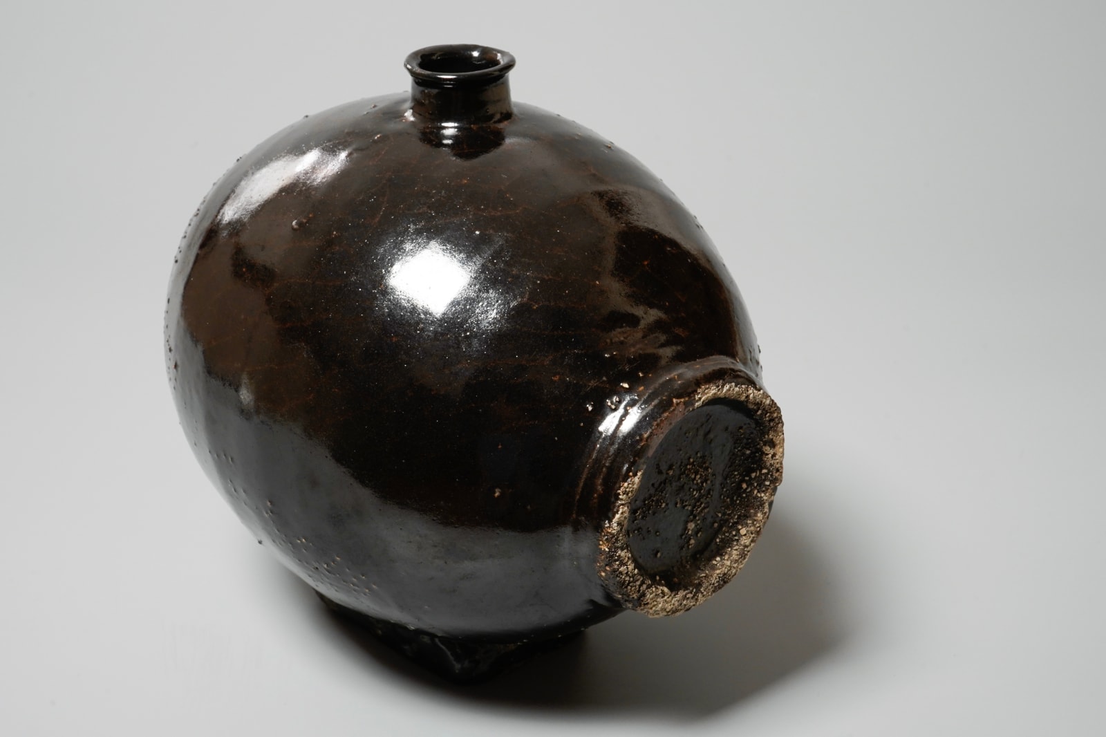 Takesue Hiomi 武末日臣, Black jar with Korean-style rice bale form 扁壺黒
