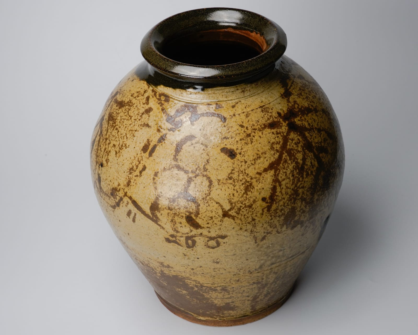 Murata Gen 村田 元, Ash Glazed Iron Jar with Grape Drawing 灰釉葡萄文壺