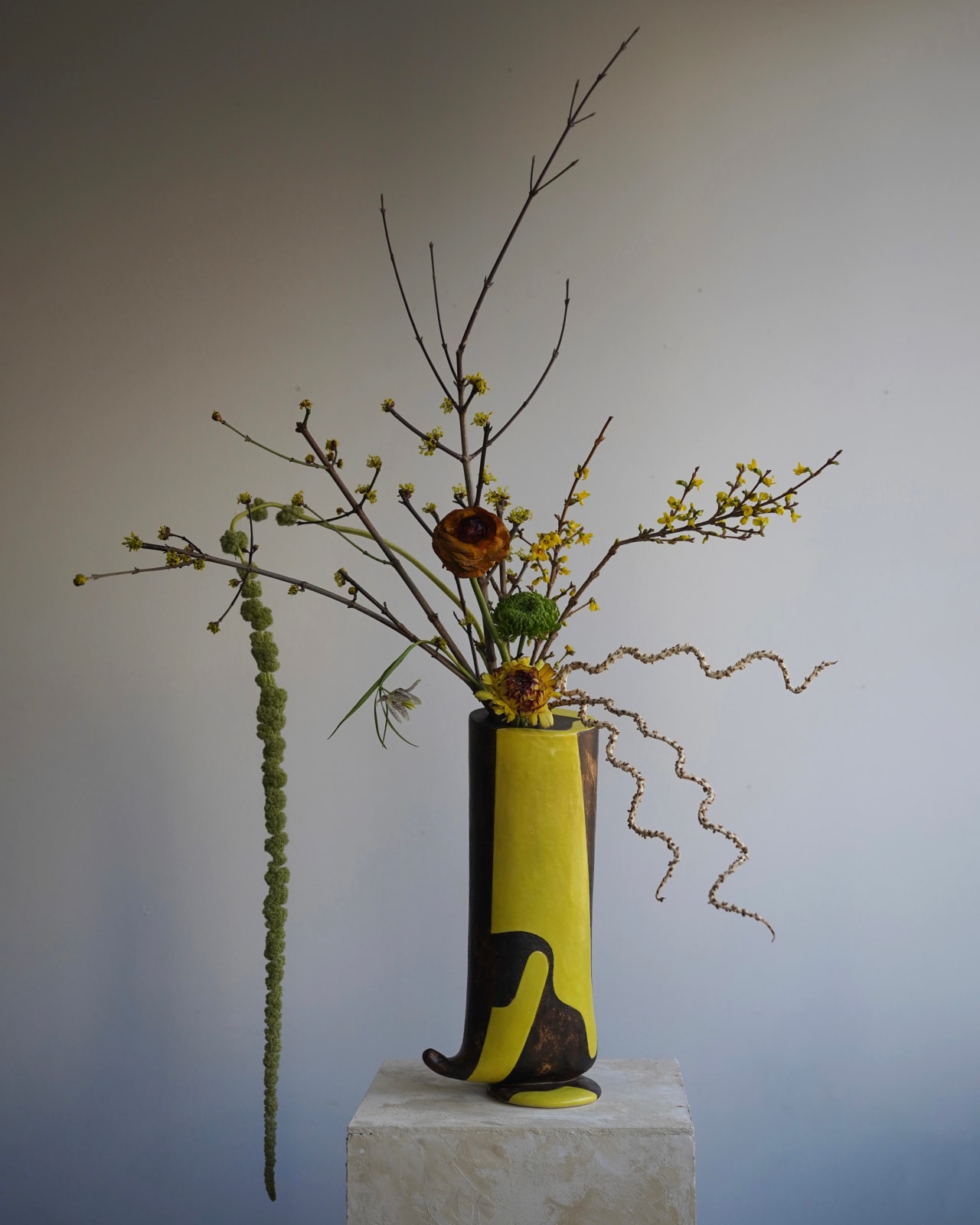 Yanagihara Mutsuo 柳原睦夫, Cylindrical boot-shaped vase with yellow oribe glaze キオリベ長筒花瓶, 1992