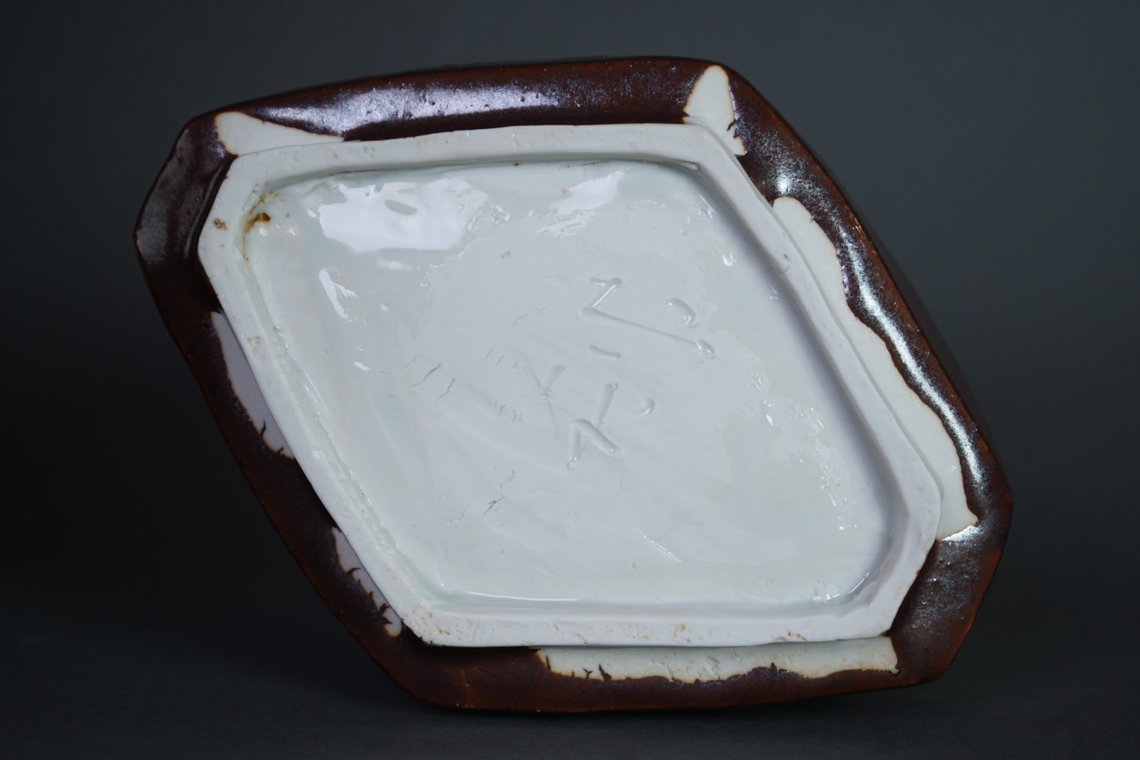 Tsuboshima Dohei 坪島 圡平, Diamond Shaped Water Jar With Red Enamel 赤絵菱水指 , 2000's