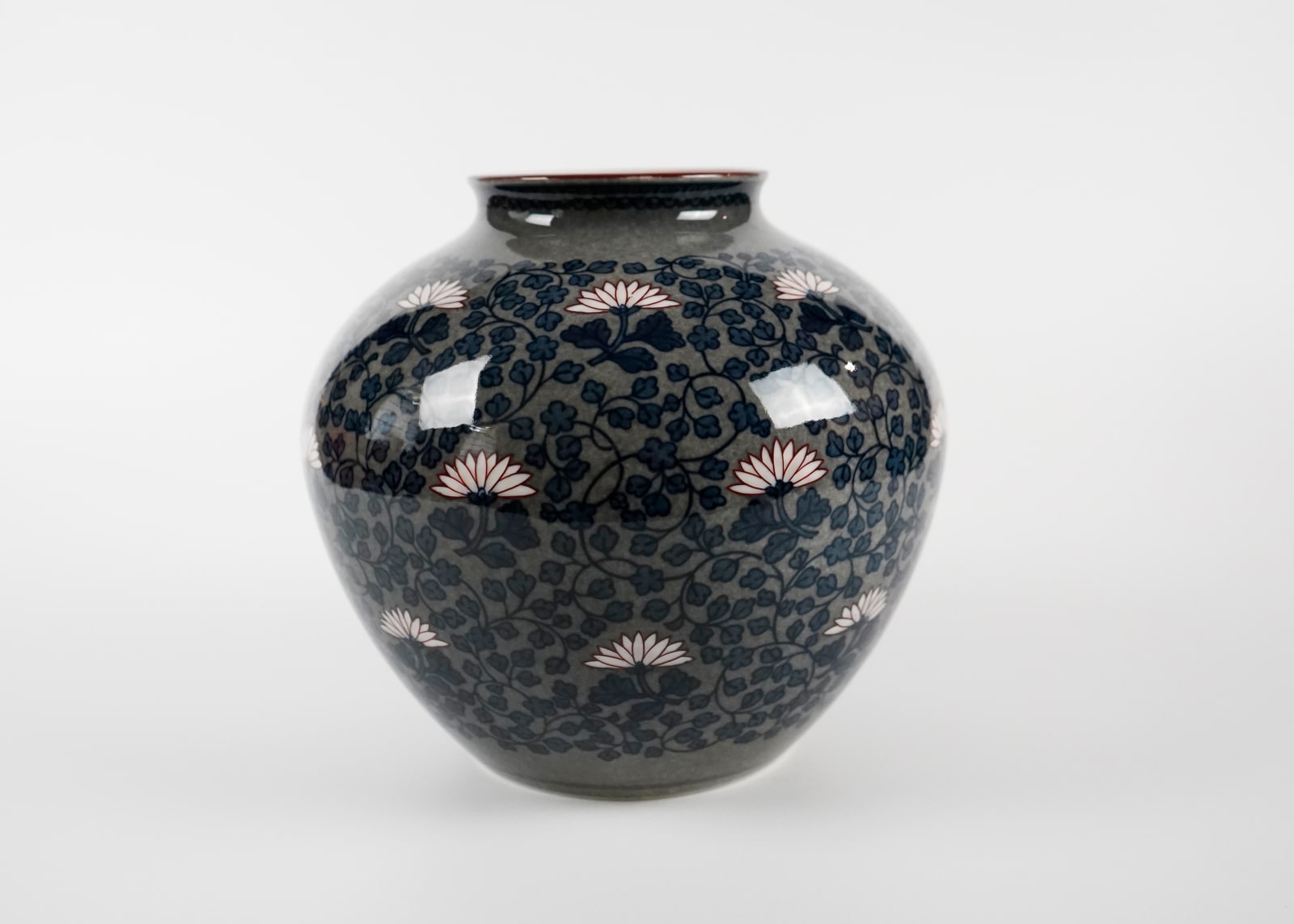 Imaizumi Imaemon XIII 十三代今泉今右衛門, Vase with Overglaze Enamel Decoration and Flora 色絵 花瓶