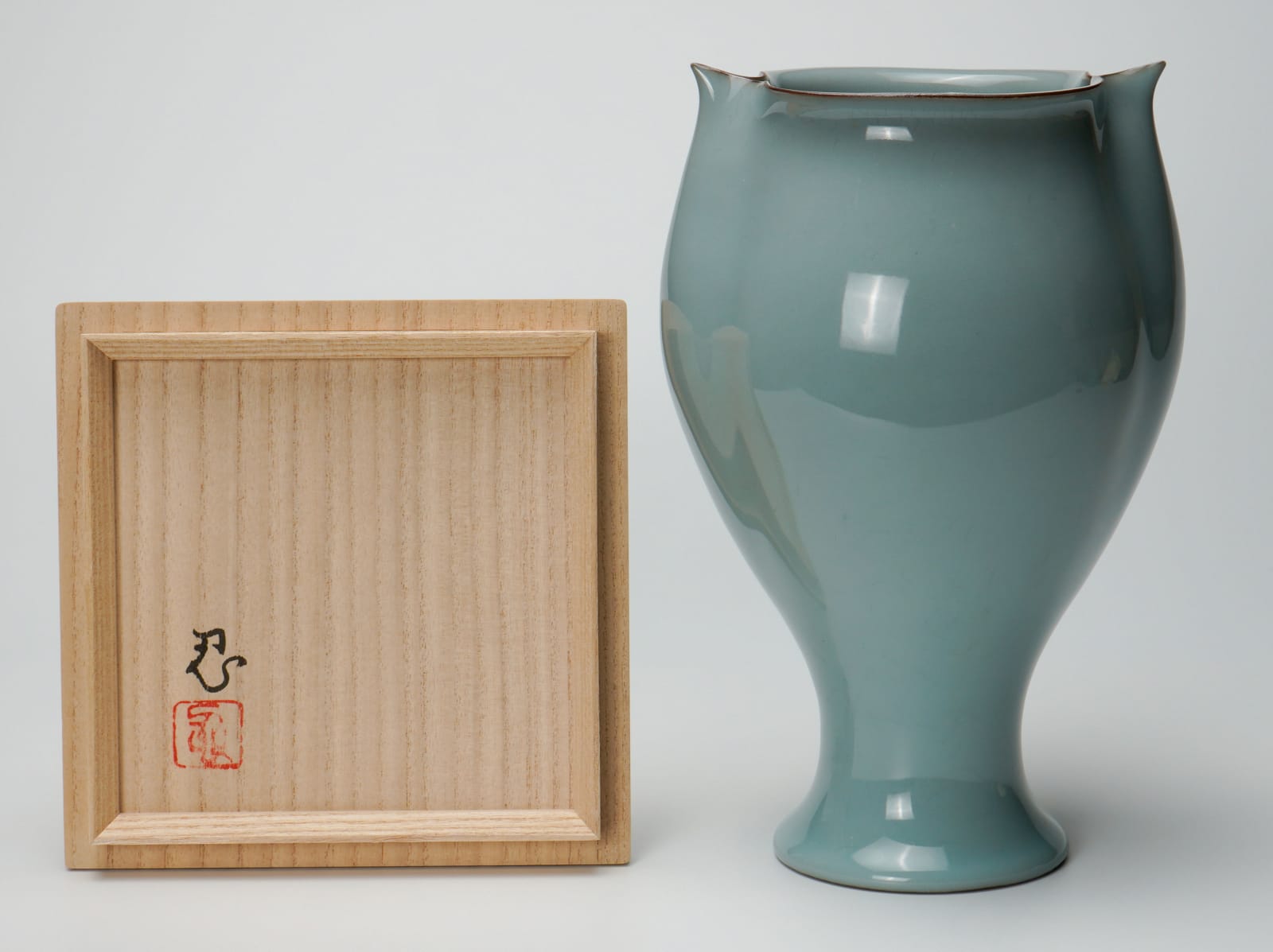 Kawase Shinobu 川瀬 忍, Celadon jar “Jin-cho (penguin)”, 1996
