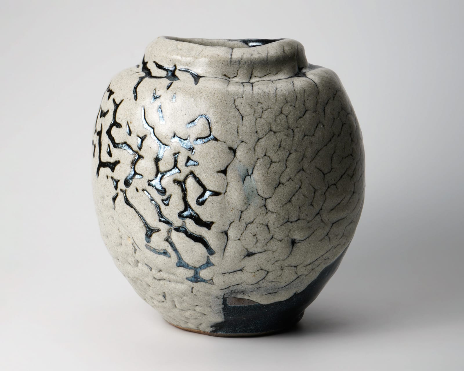 Shimizu Uichi 清水 卯一, Flat jar with white glaze