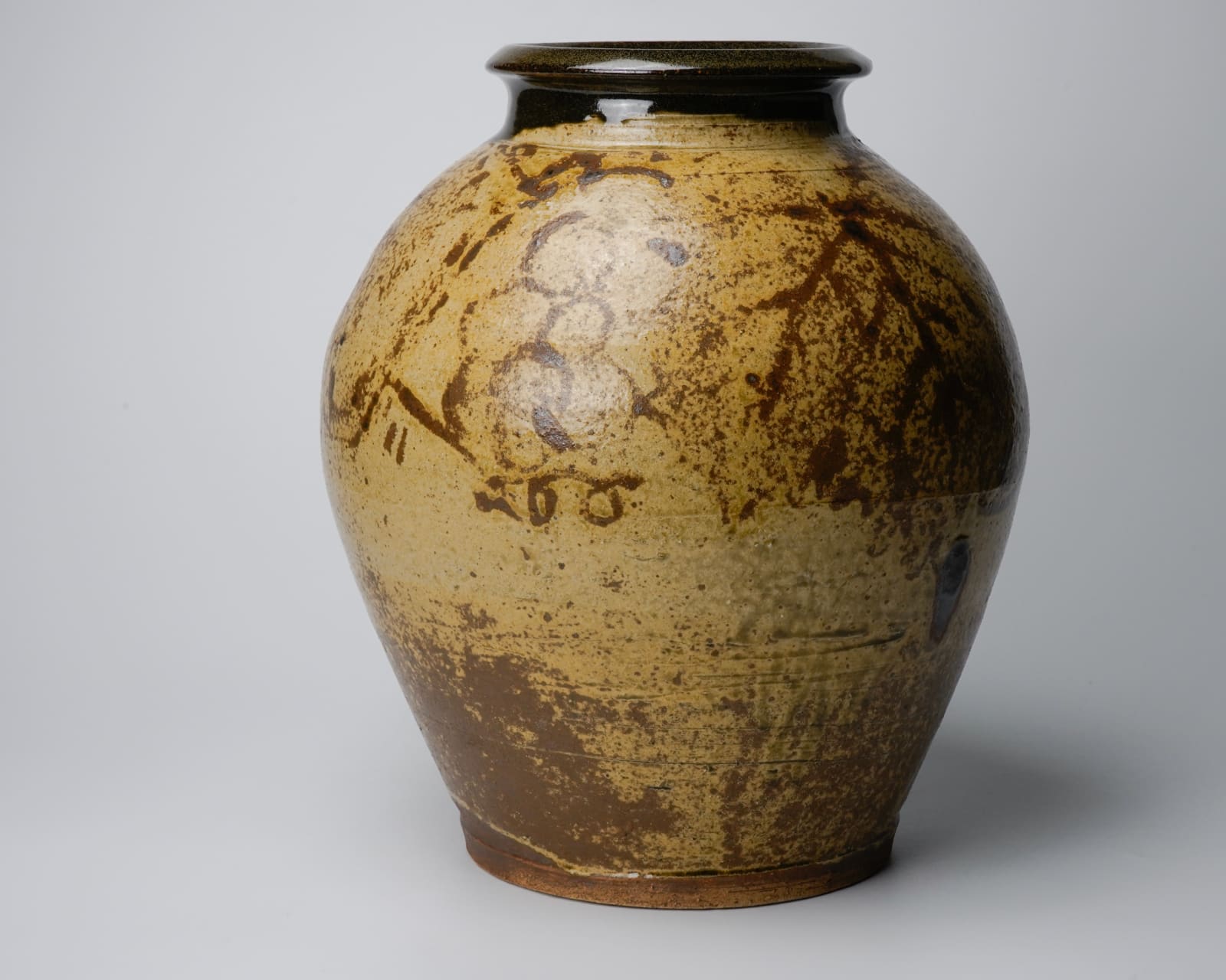 Murata Gen 村田 元, Ash Glazed Iron Jar with Grape Drawing 灰釉葡萄文壺