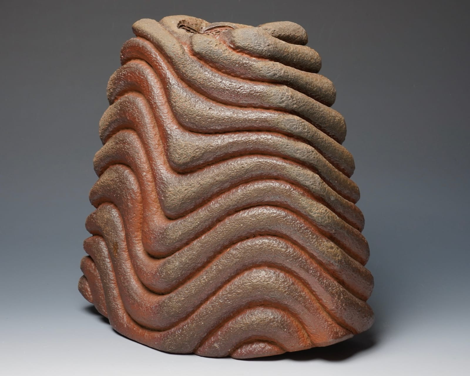 Konishi Tozo 小西陶蔵, Bizen flower vase with undulating designs 備前波状文花入