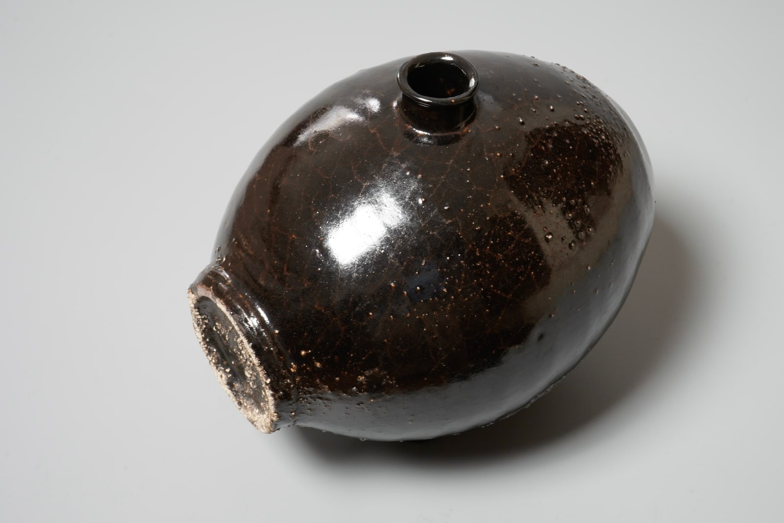 Takesue Hiomi 武末日臣, Black jar with Korean-style rice bale form 扁壺黒