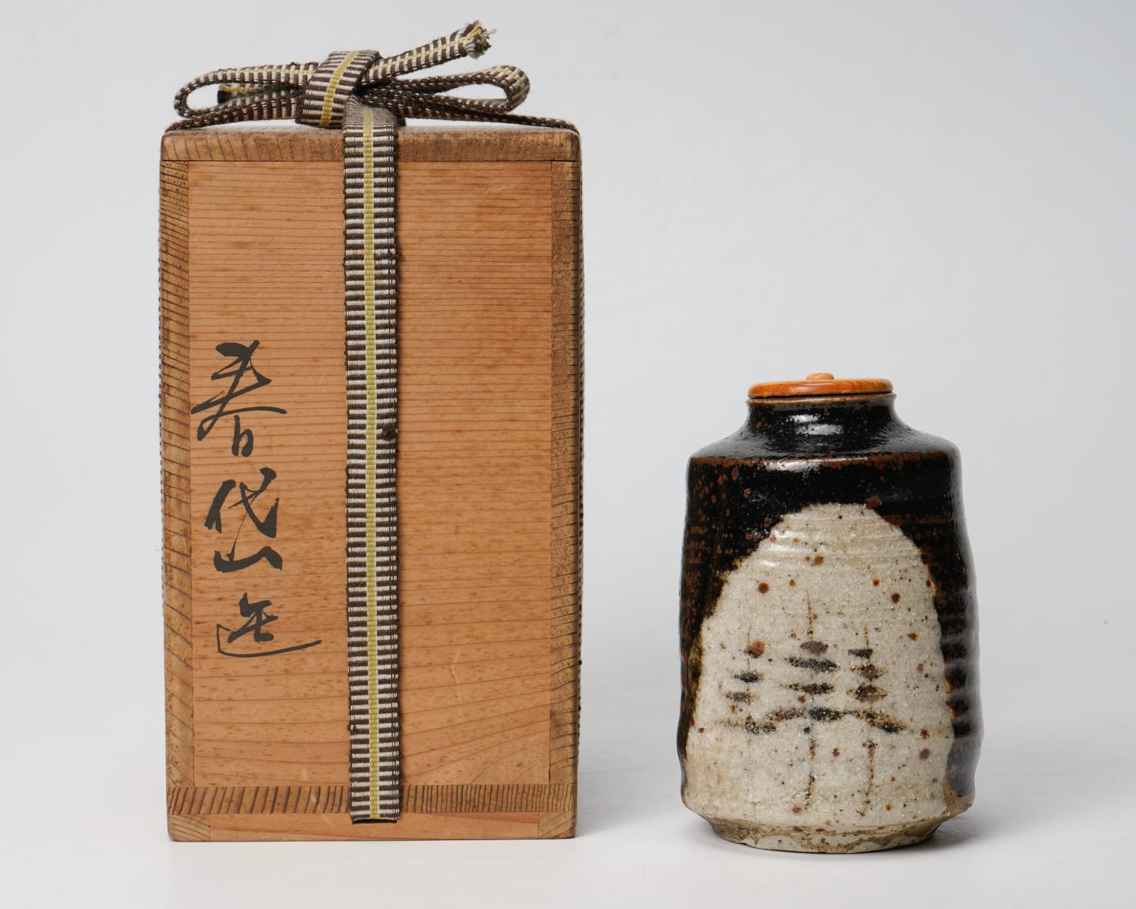 Kato Shuntai 加藤春岱, Black oribe tea caddy 黒織部茶入, cia Late Edo - Meiji