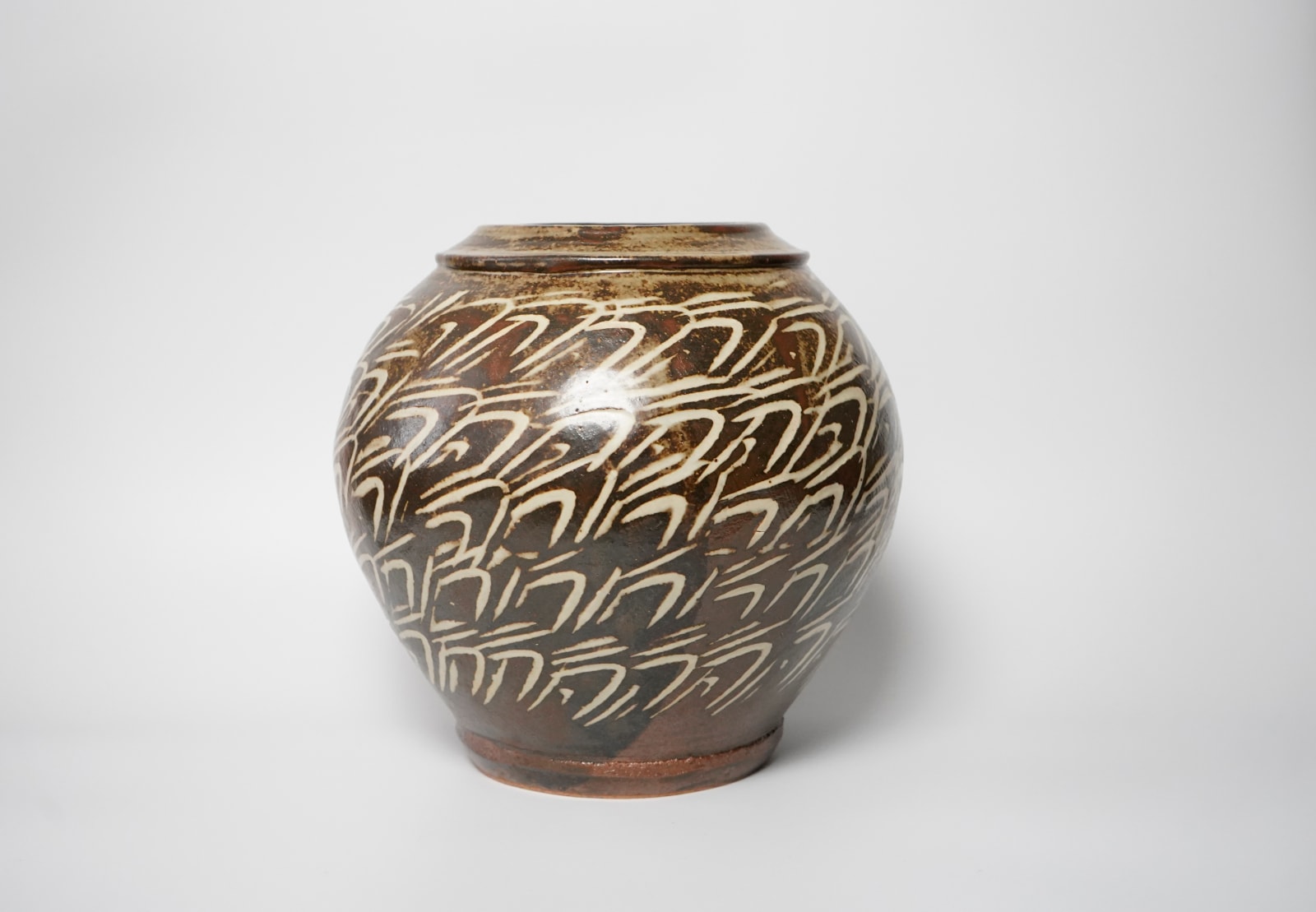 Shimaoka Tatsuzo 島岡達三, Large Jar with Inlay 地釉象嵌印文
