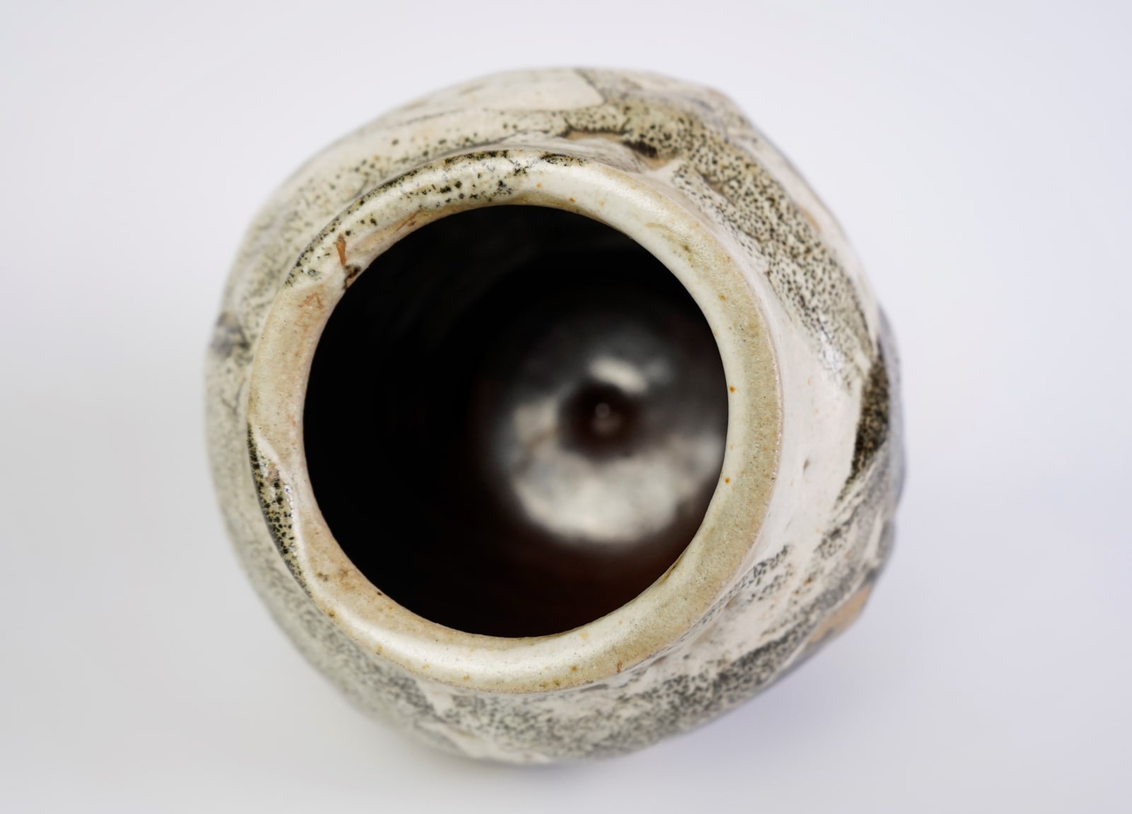 Murata Gen 村田 元, Faceted Jar, Iron on Rice Husk Glaze 糠白釉黒文面取壺