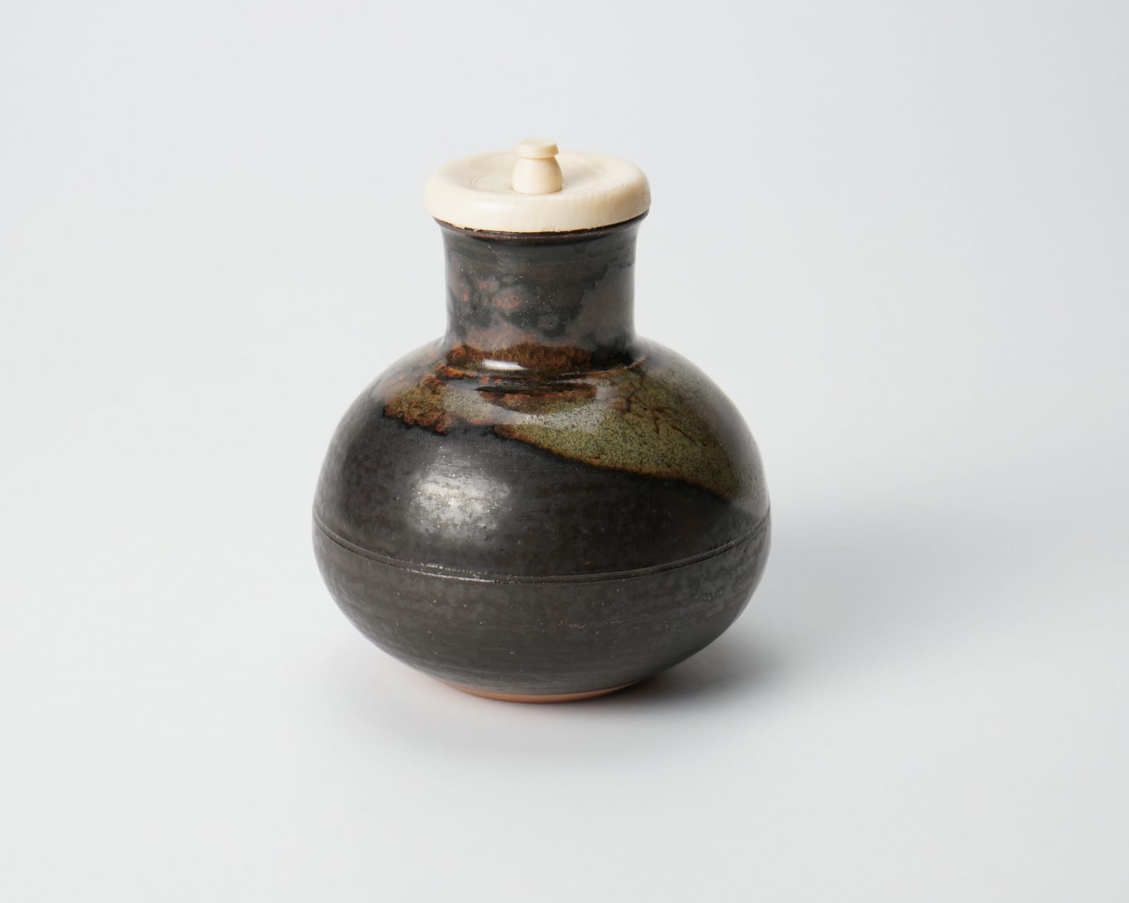 Rikyu round tea caddy by Shoryuji kiln