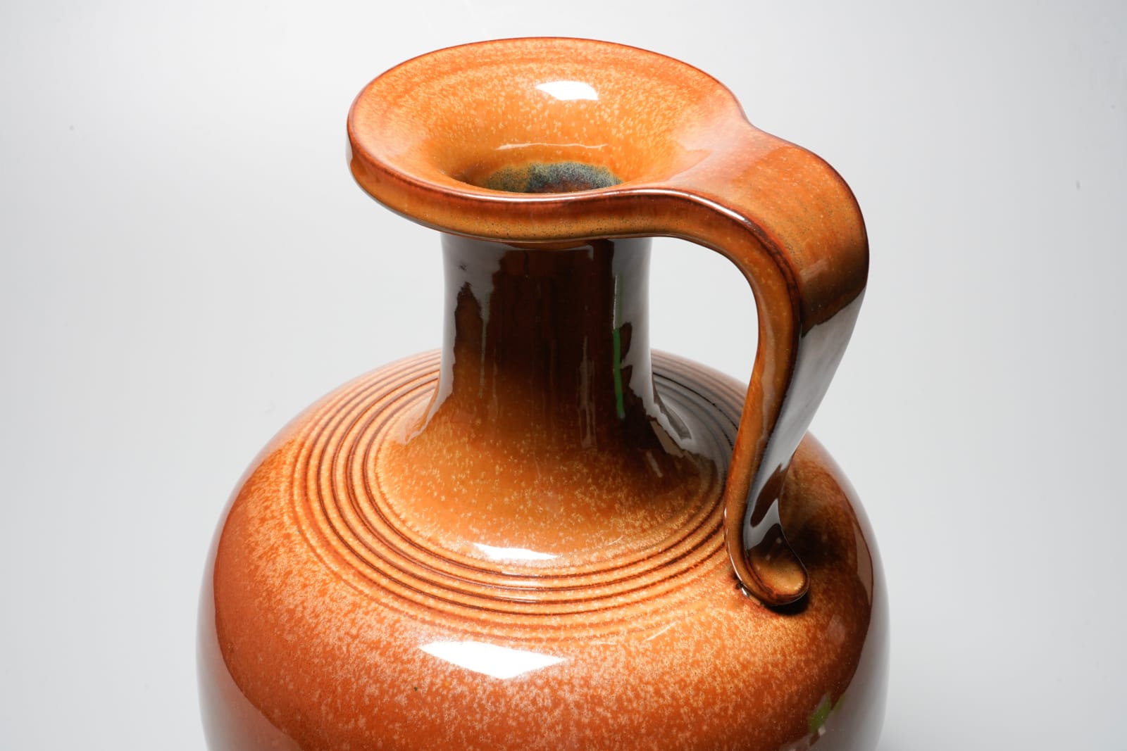 Miyanohara Ken 宮之原 謙, Shu-Tenmoku Glazed Large Jar with Handle 朱天目釉手付壺