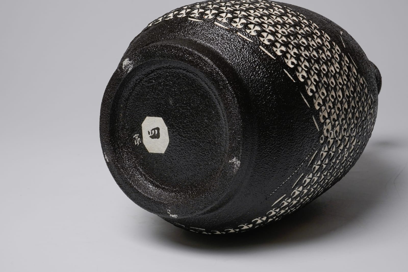 Kondo Yutaka 近藤豊, Flower Vase with Slip Stencil