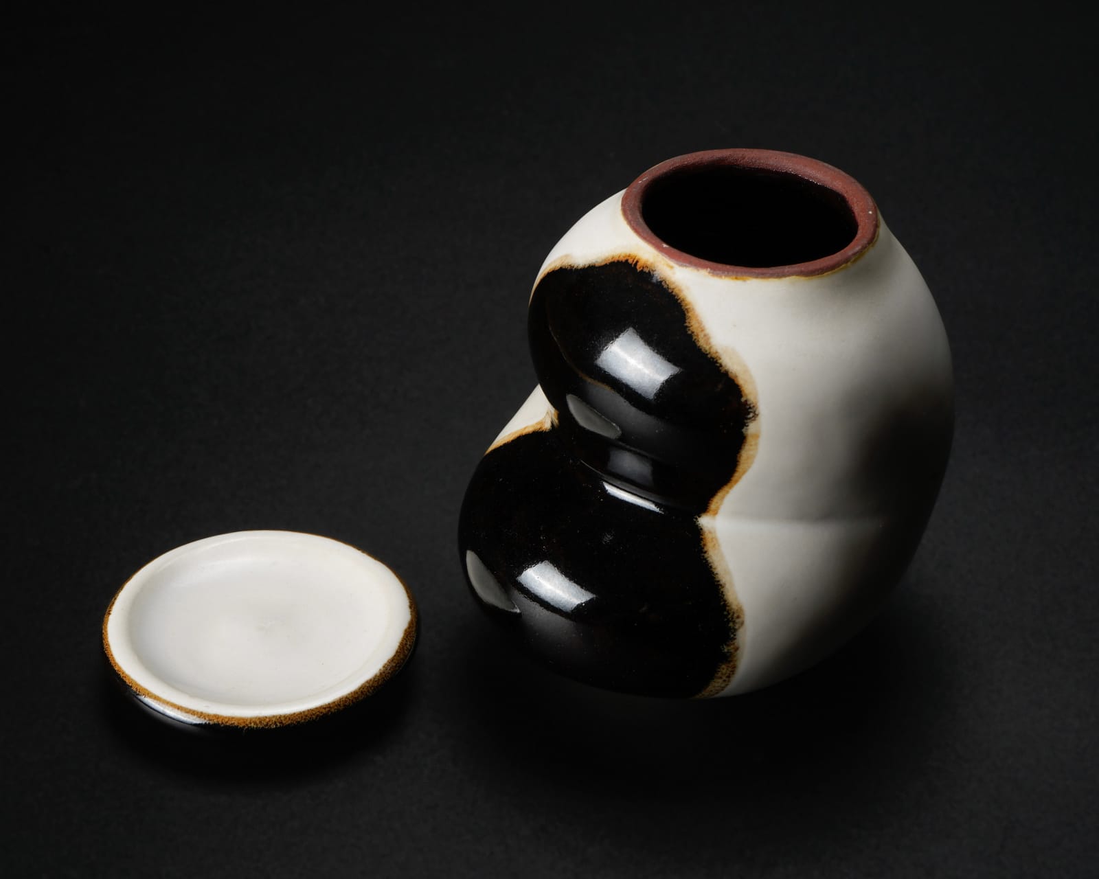 Yanagihara Mutsuo 柳原睦夫, "Eggplant" tea caddy with white glaze 白釉蓋器, 2010-2013
