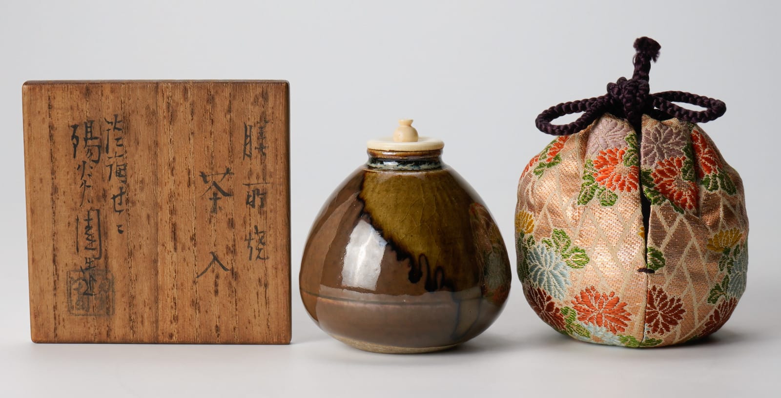 Kagero-en tea caddy, zezeware