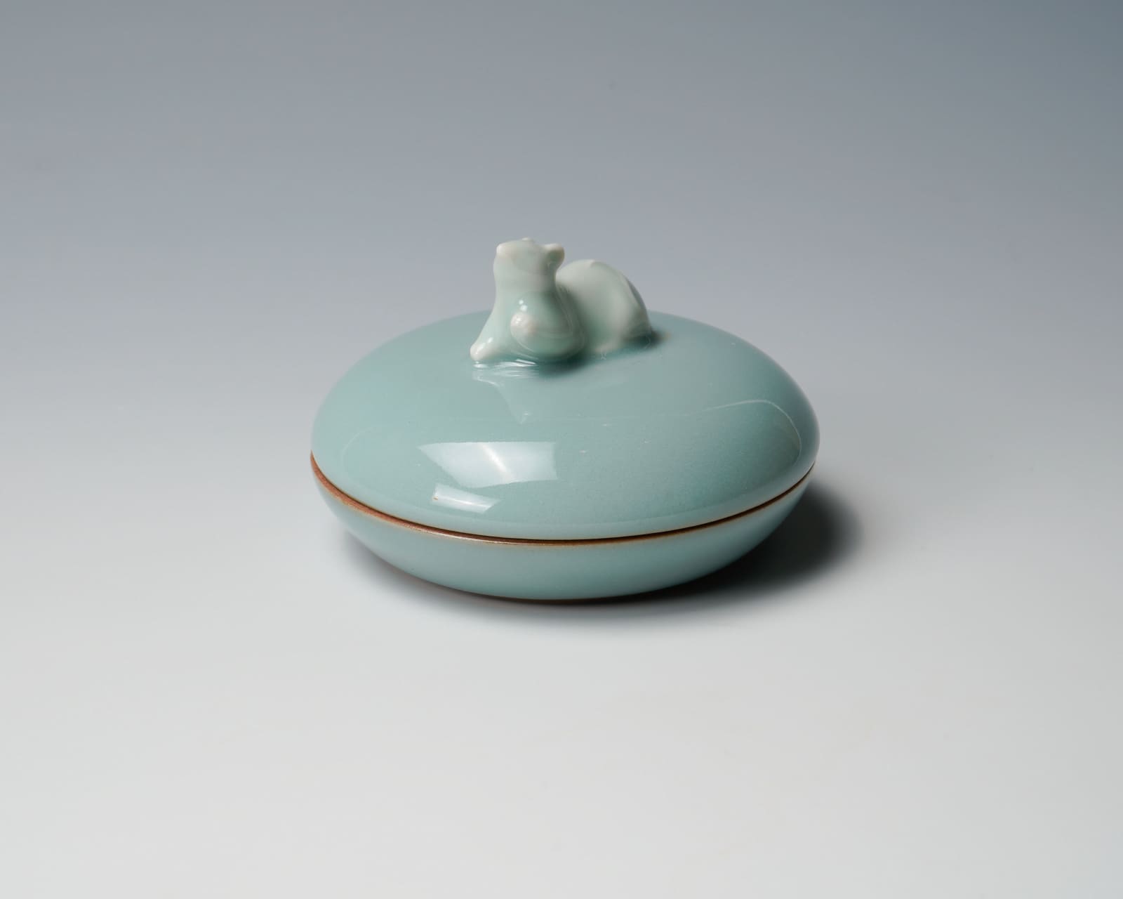 SUWA Sozan Ⅲ 三代 諏訪 蘇山, Incense Container with Mouse青瓷干支子 香盒