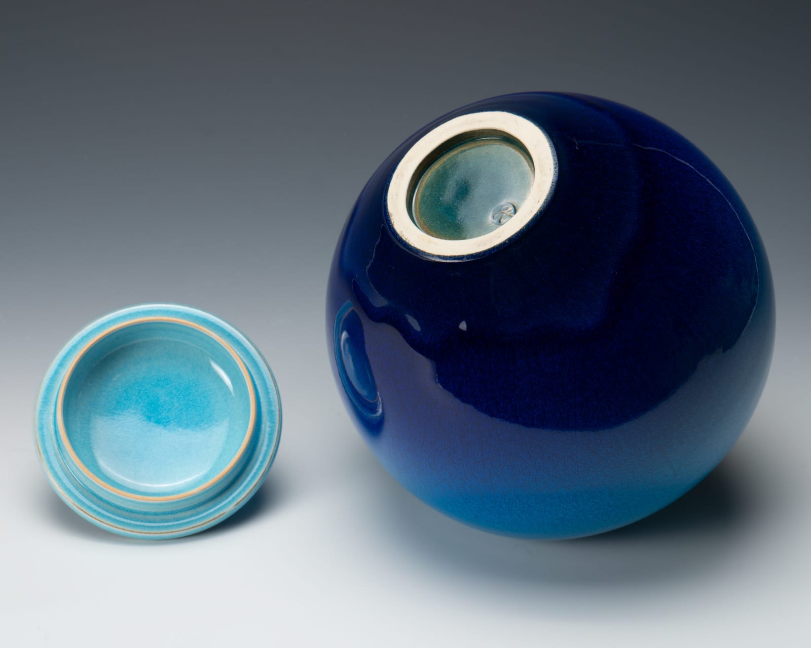 Kimura Yoshiro 木村芳郎, Small covered jar with lion finial