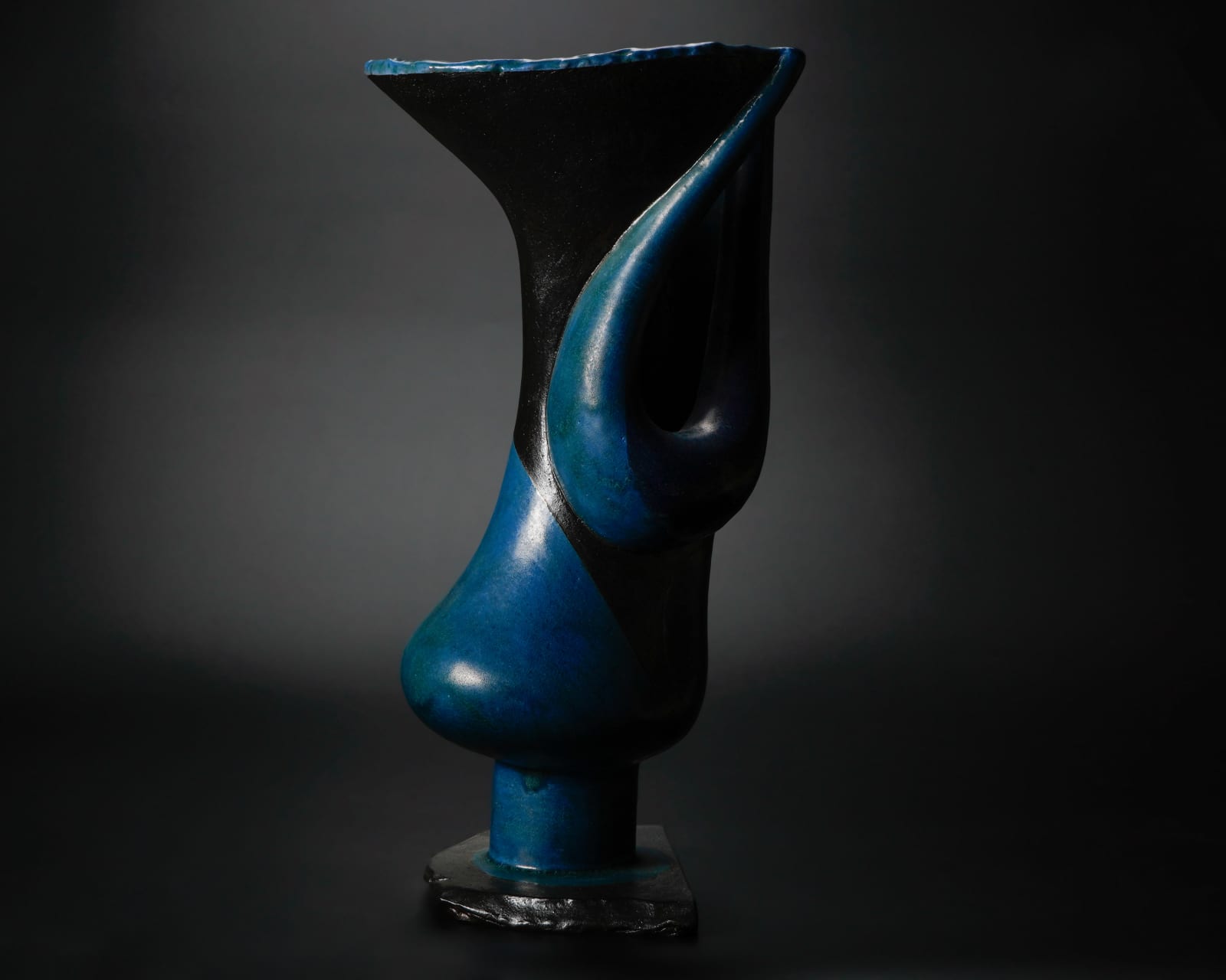 Yanagihara Mutsuo 柳原睦夫, Topological Vessel: The Sound of a Pulse (standing vase with azure glaze) 碧釉トポロ立壺"鼓動を聴く, 2019