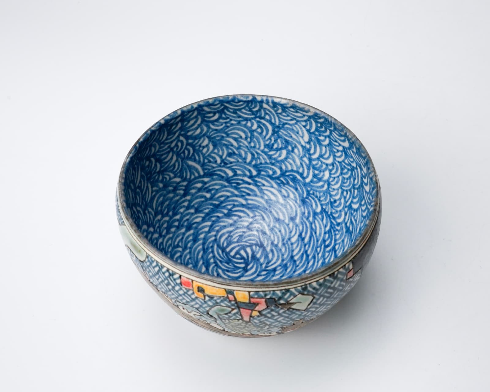 KOMAGO Tetsutarou 小孫哲太郎, No.8 Polychrome Guinomi with Carved Turtle Designs 線彫色絵亀紋ぐい呑, 2023