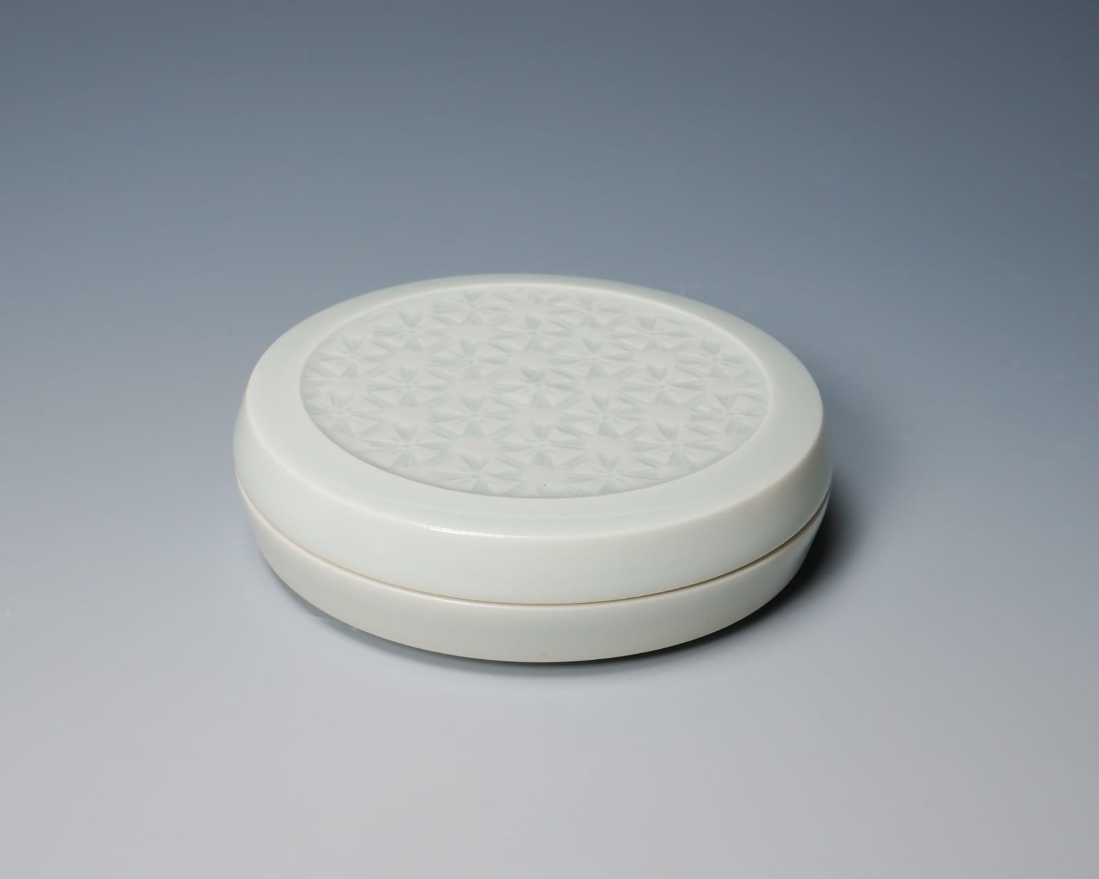 KUSUBE Yaichi 楠部彌弌, Stamp-Pad Holder 白磁肉池