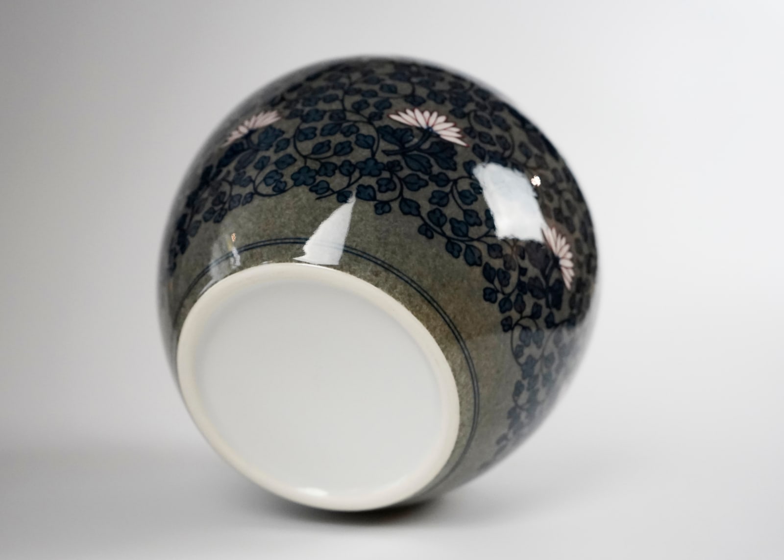 Imaizumi Imaemon XIII 十三代今泉今右衛門, Vase with Overglaze Enamel Decoration and Flora 色絵 花瓶