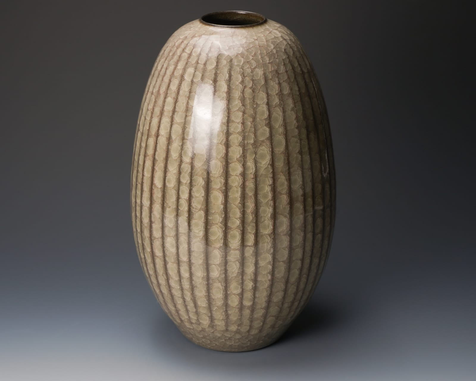 Minegishi Seiko 峯岸勢晃, Beige celadon jar with Kanyu craqueleur