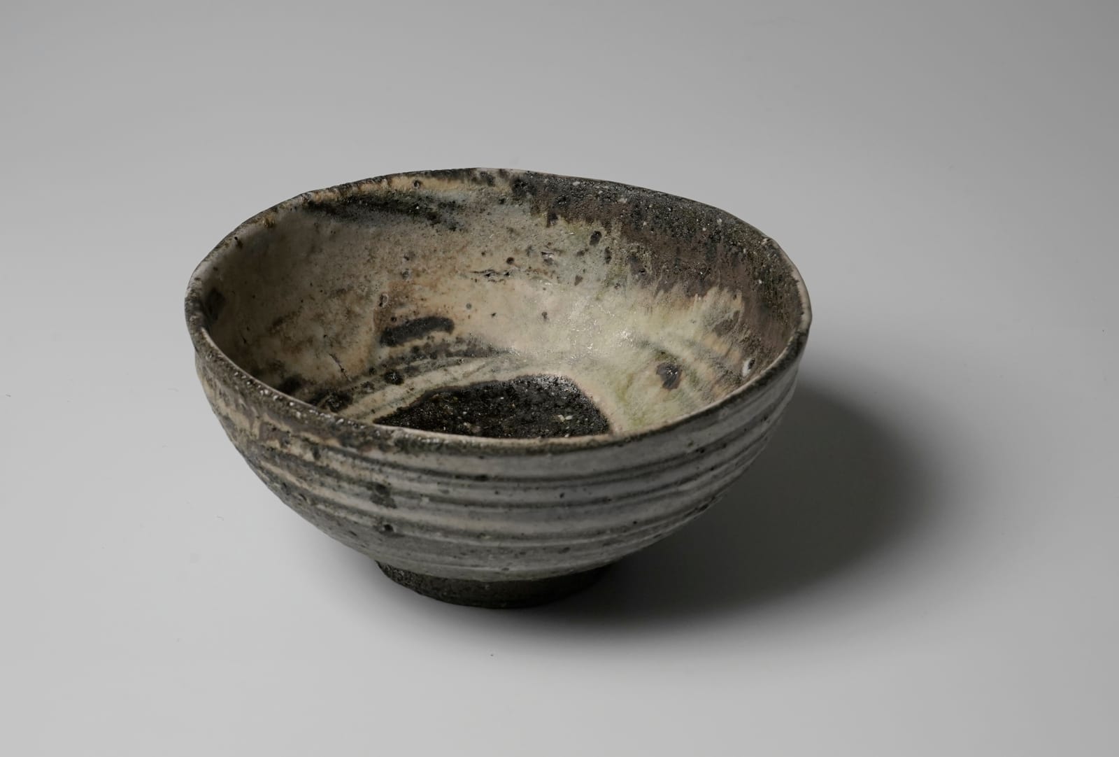 Tsujimura Yui 辻村唯, Teabowl with brushed markings 刷毛目茶盌