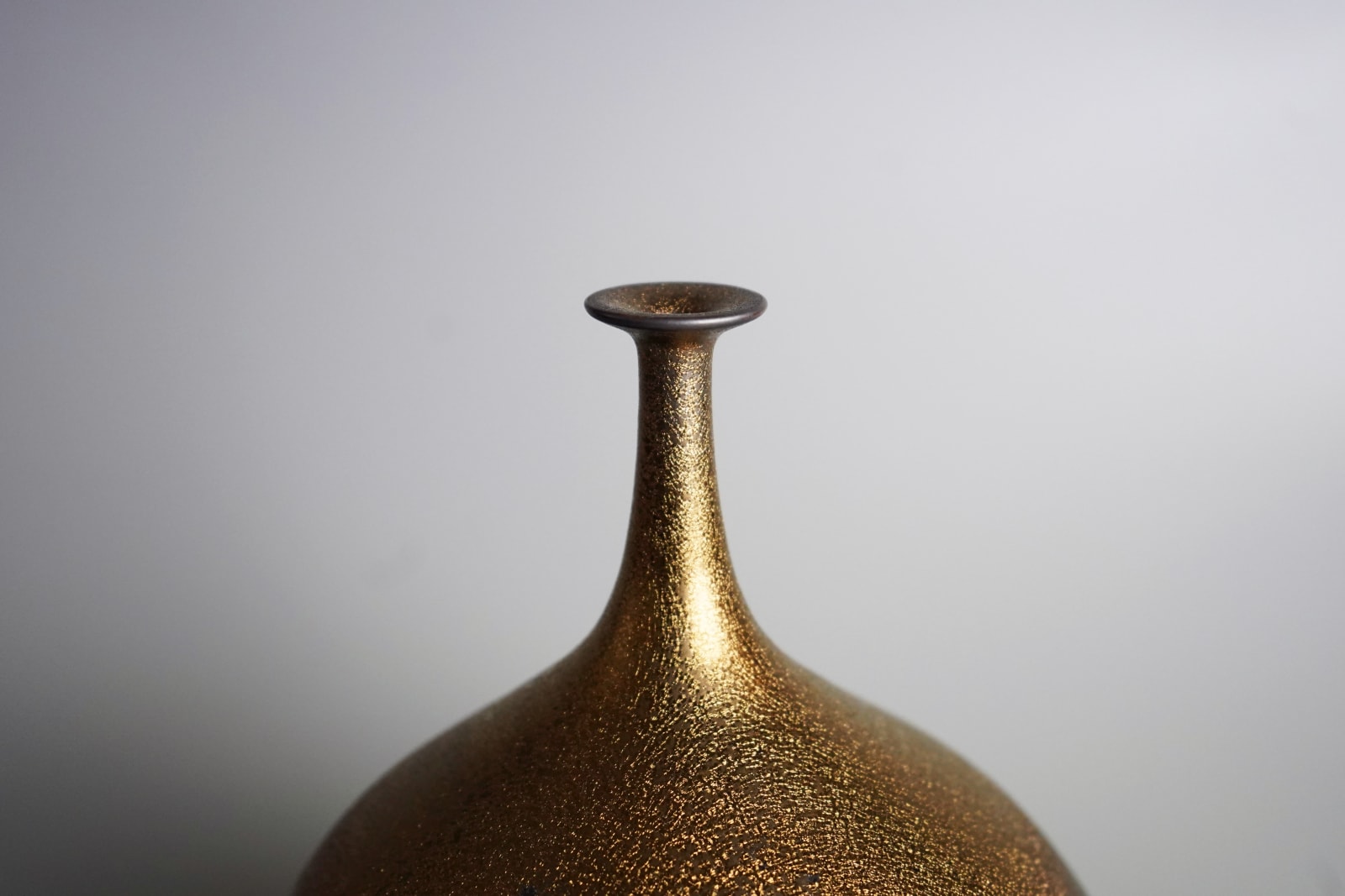 Miyamura Hideaki 宮村 秀明, Vase with Gold and Black Glaze