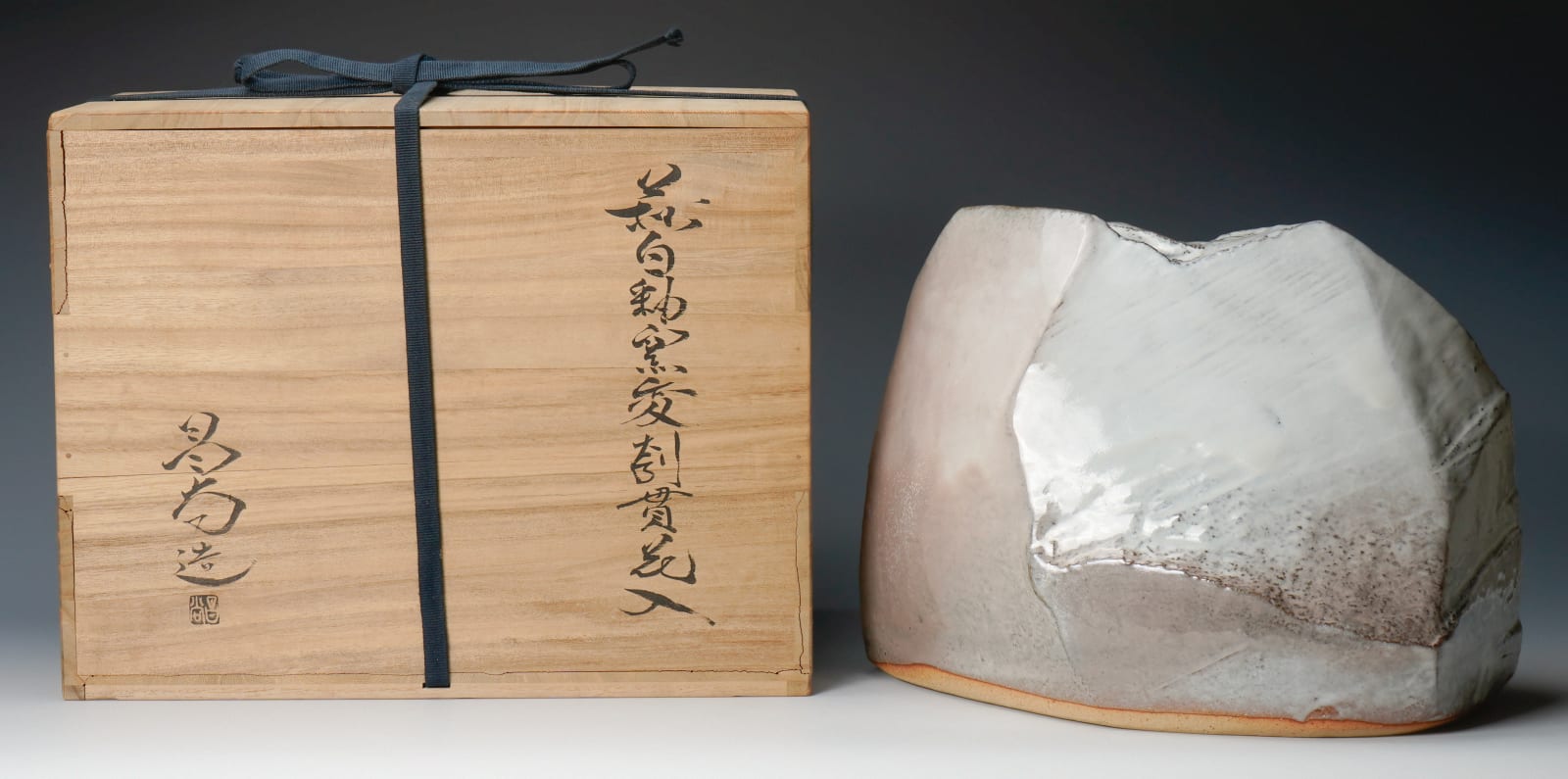 Kaneta Masanao VIII 八代 兼田昌尚, Hagi-glazed mountain-shaped flower vessel