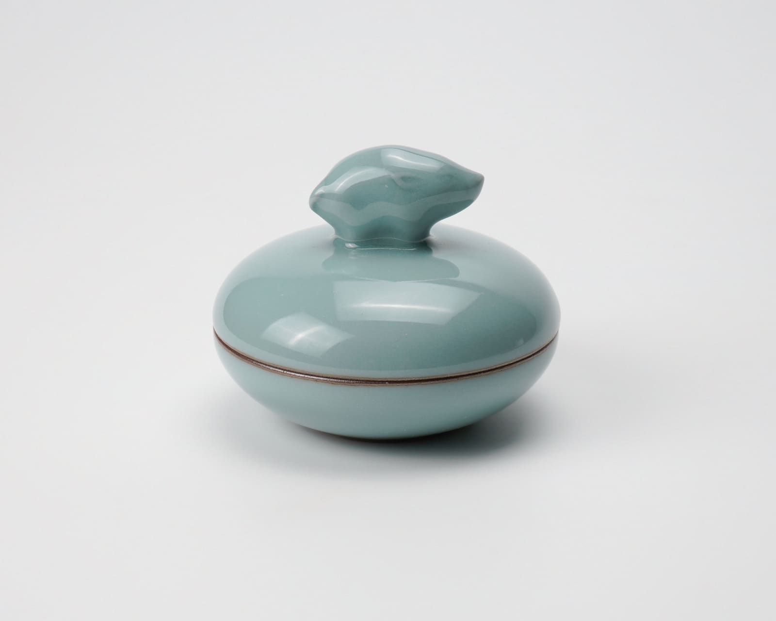 SUWA Sozan Ⅲ 三代 諏訪 蘇山, Incense container with boar 青瓷干支亥 香盒