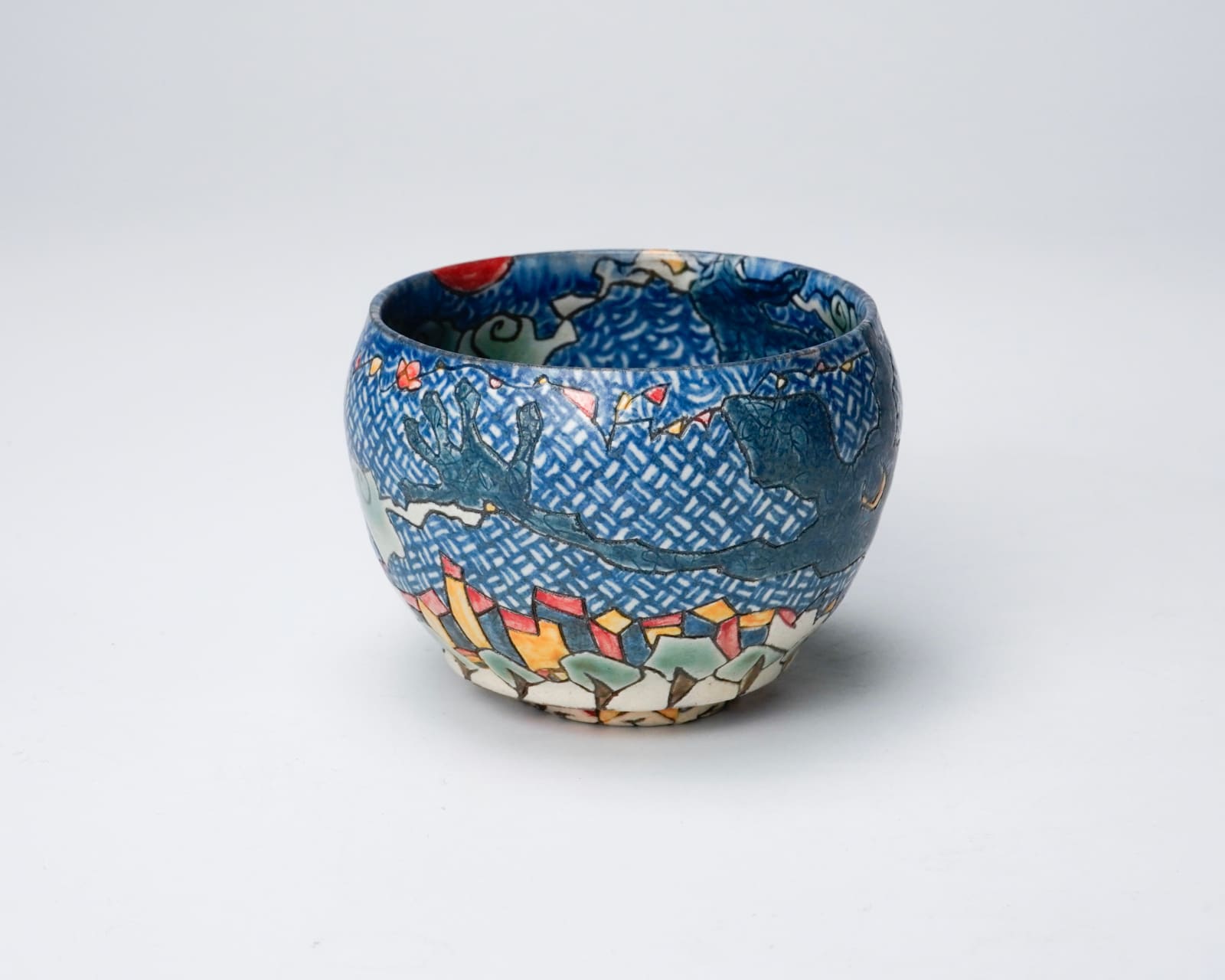 KOMAGO Tetsutarou 小孫哲太郎, No.4 Polychrome Guinomi with Carved Yamori Designs 線彫色絵家守紋ぐい呑, 2023