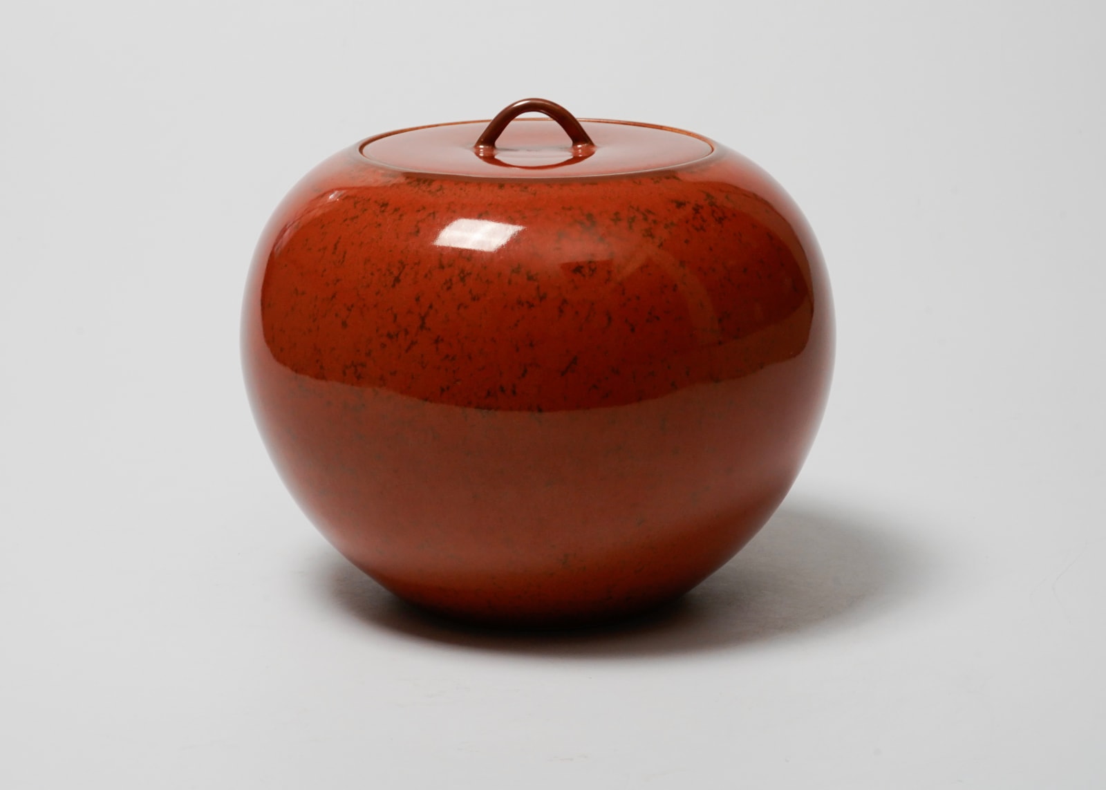Hisada Shigeyoshi 久田重義, Porcelain Water Jar with shu tenmmoku glaze 朱天目水指