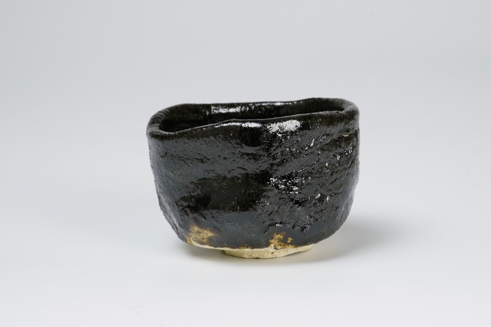 Nishioka Yu 西岡悠, Black Iron Glazed Guinomi 引出黒ぐい呑み