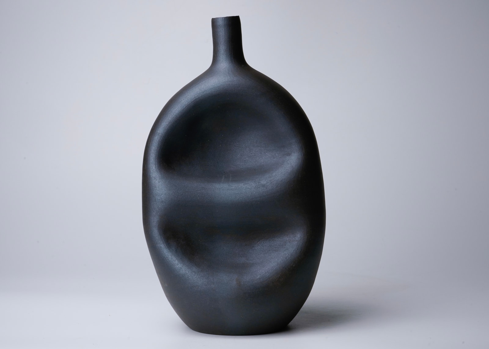 Yagi Kazuo 八木一夫, Black flower vase 黒陶黒い壺花器