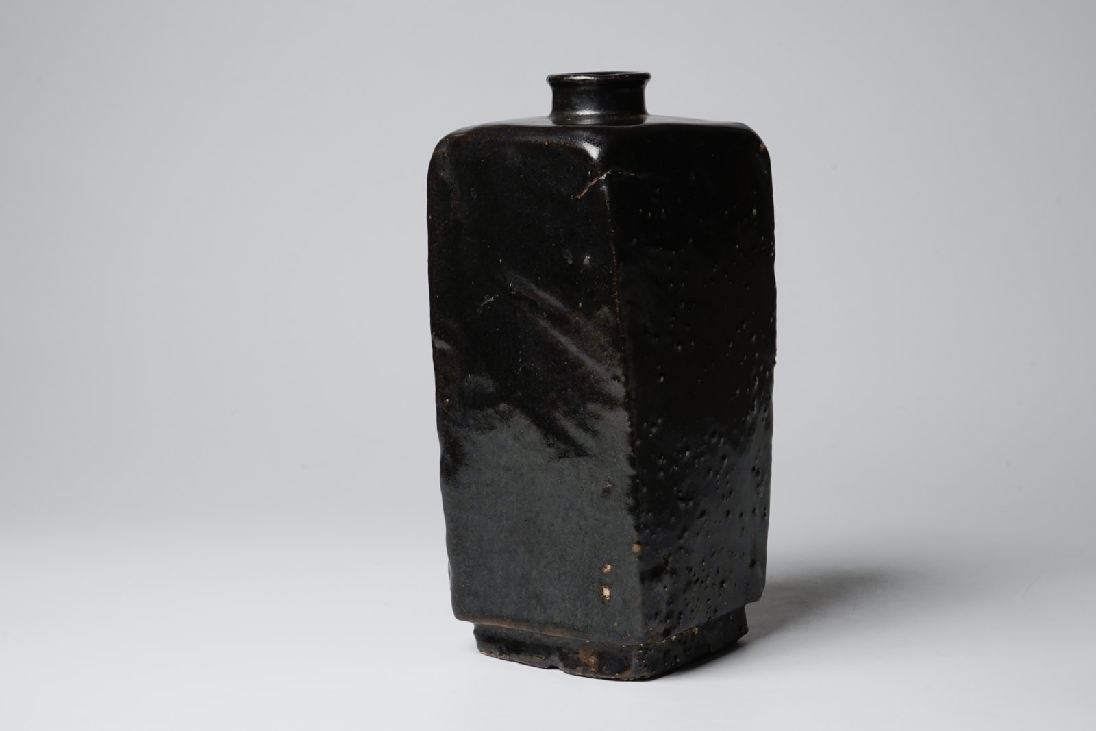 KOBAYASHI Togo 小林東五, Square bottle with black iron glaze 黒四方花入