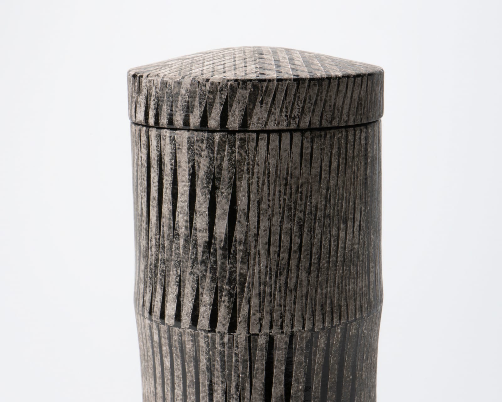 Maeda Masahiro 前田正博, Lidded flower vase with overglaze enamel and silver pigments