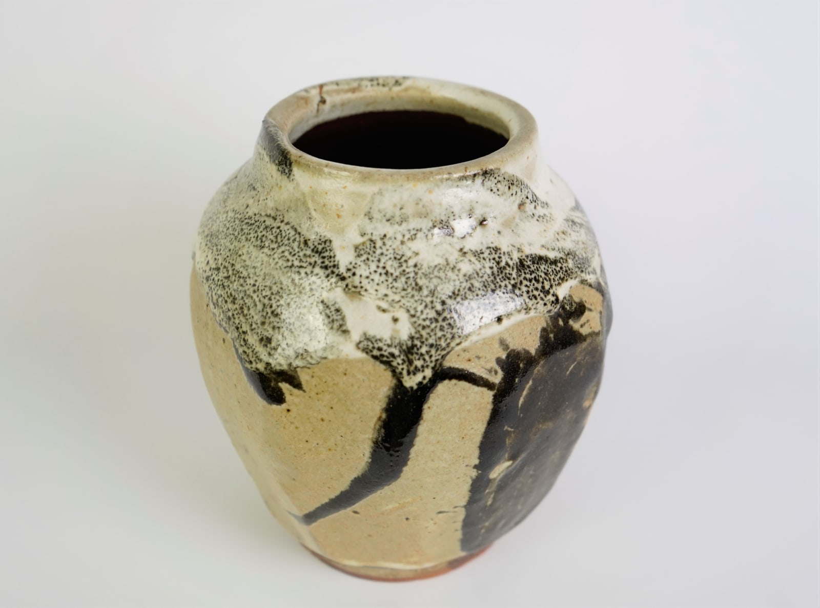 Murata Gen 村田 元, Faceted Jar, Iron on Rice Husk Glaze 糠白釉黒文面取壺