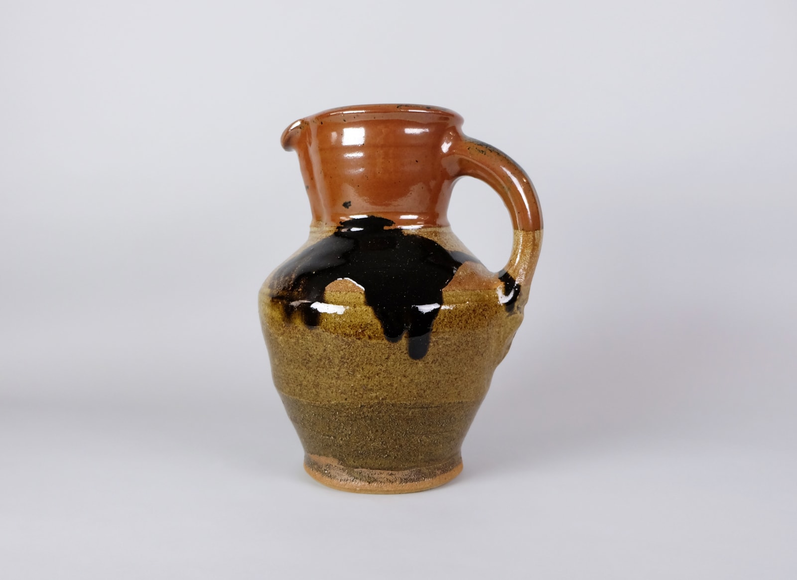 Murata Gen 村田 元, Pitcher with Persimmon and Black Slip 把手壼柿釉黒釉文, c. 1960s