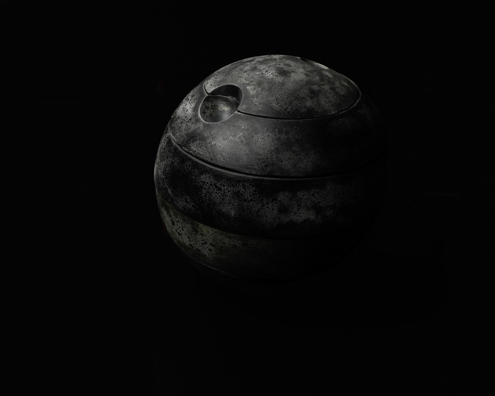 Terauchi Shinji 寺内信二, Four-tiered moon shaped box, Moon-scape 松竹梅 珠型四段重, 2024