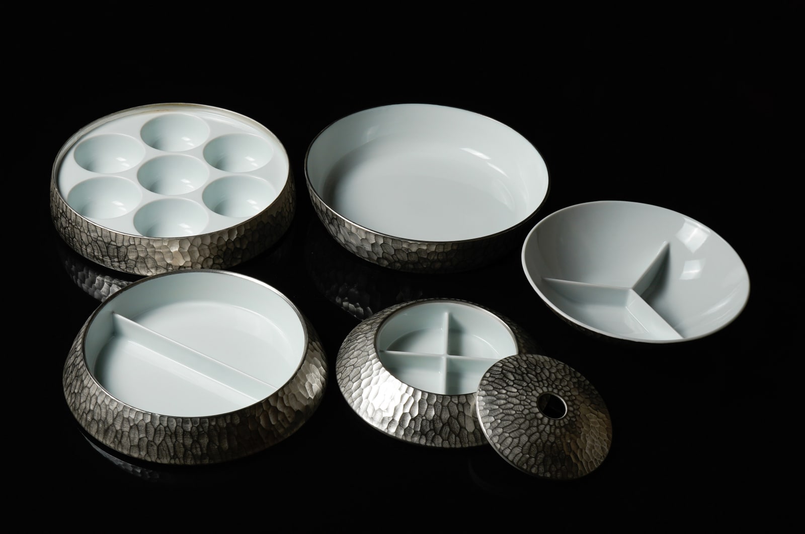 Terauchi Shinji 寺内信二, Five-tiered moon shaped bowl with silver and hammered texture finish 本銀彩槌目珠型五段重, 2024