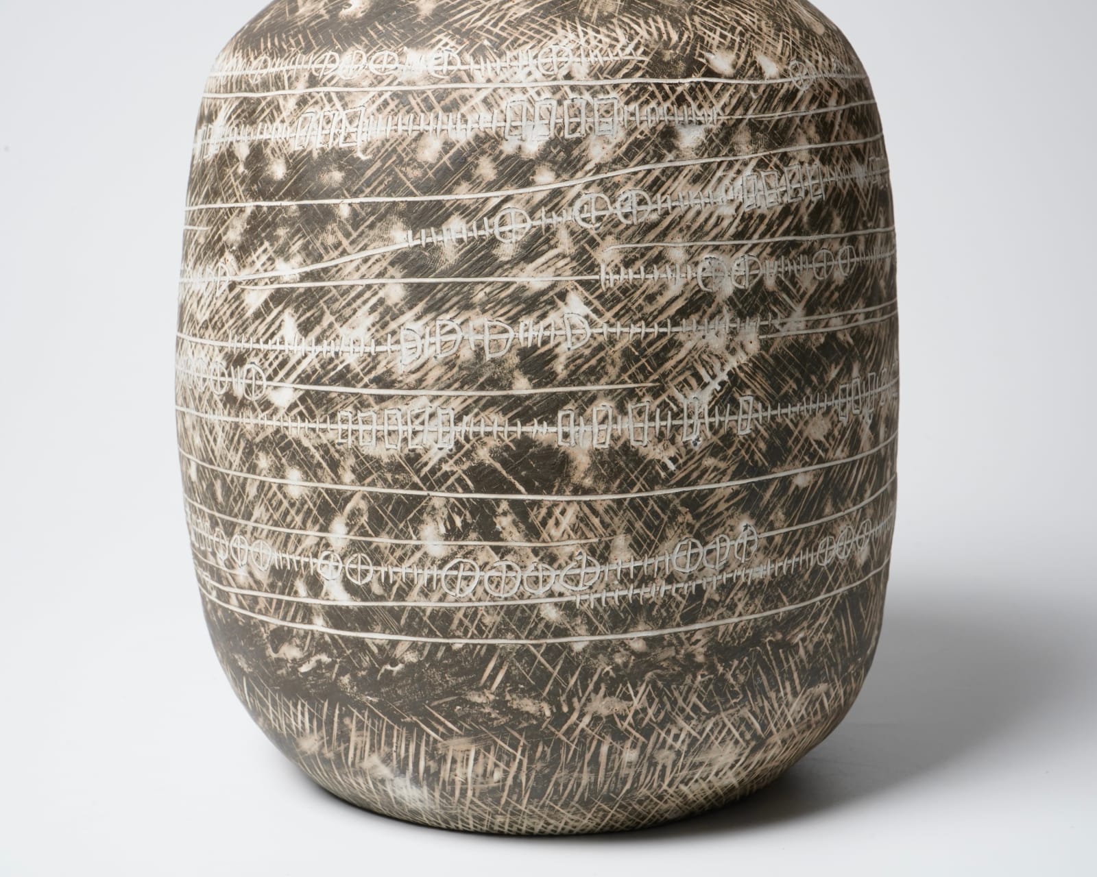 Yasuhara Kimei 安原喜明, Flower Vase 花生 線彫文 | Dai Ichi