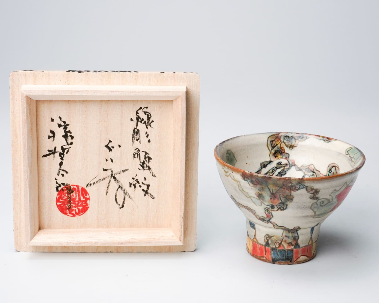 KOMAGO Tetsutarou 小孫哲太郎, No.12 Polychrome Guinomi with Carved Crab Designs 線彫蟹紋ぐい呑, 2023