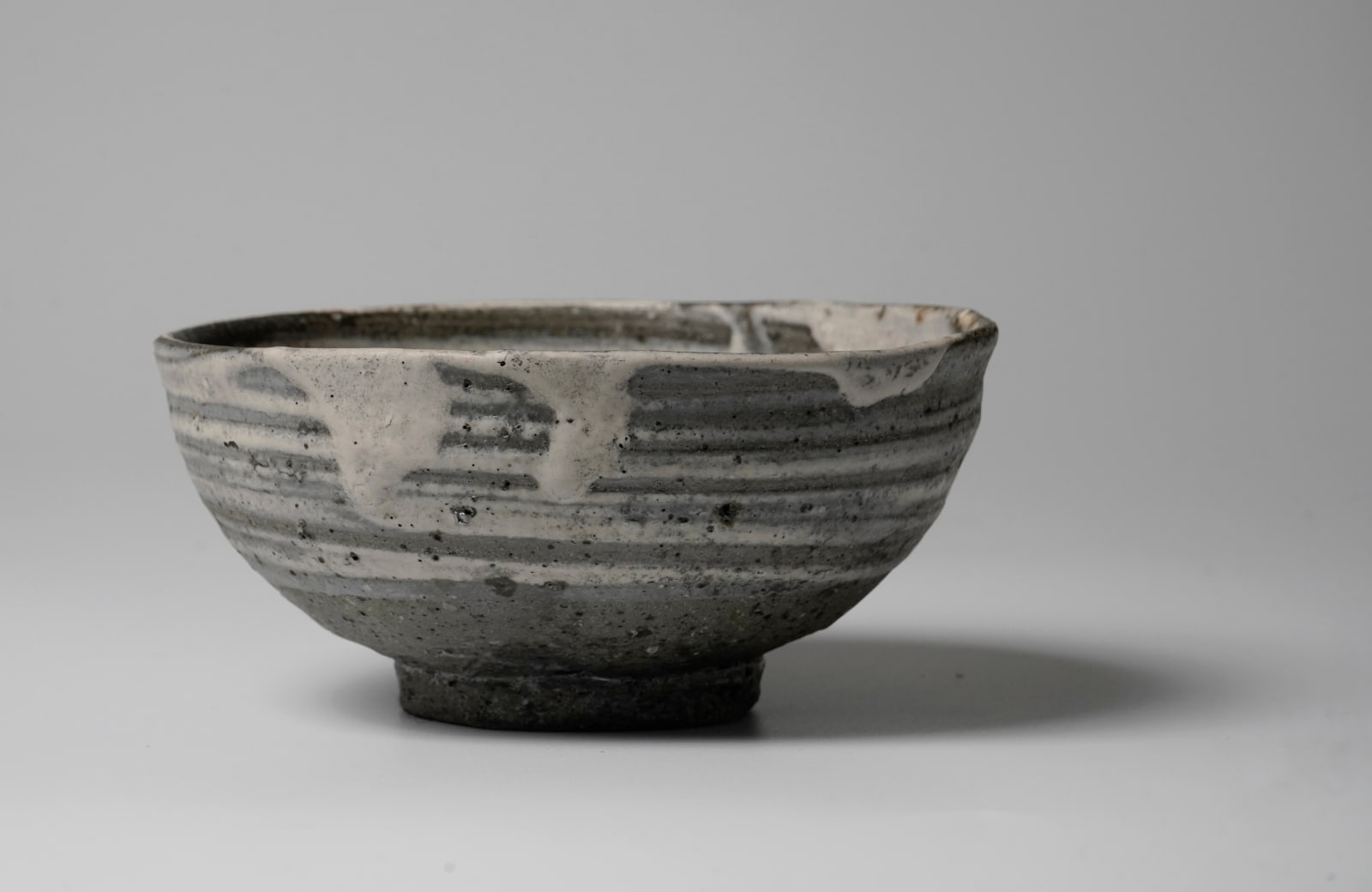 Tsujimura Yui 辻村唯, Teabowl with brushed markings 刷毛目茶盌
