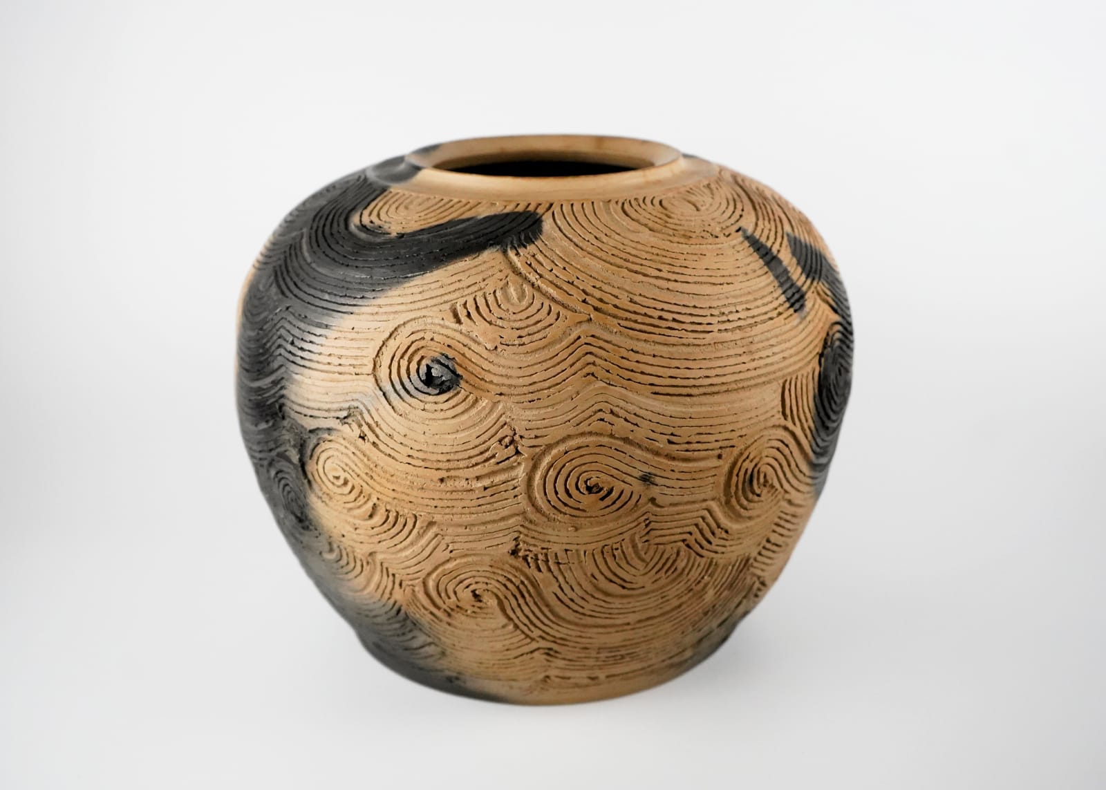 Sakata Jinnai 坂田 甚内, Jar with smoke and incised decorated wave patterns 黒陶波状文壺