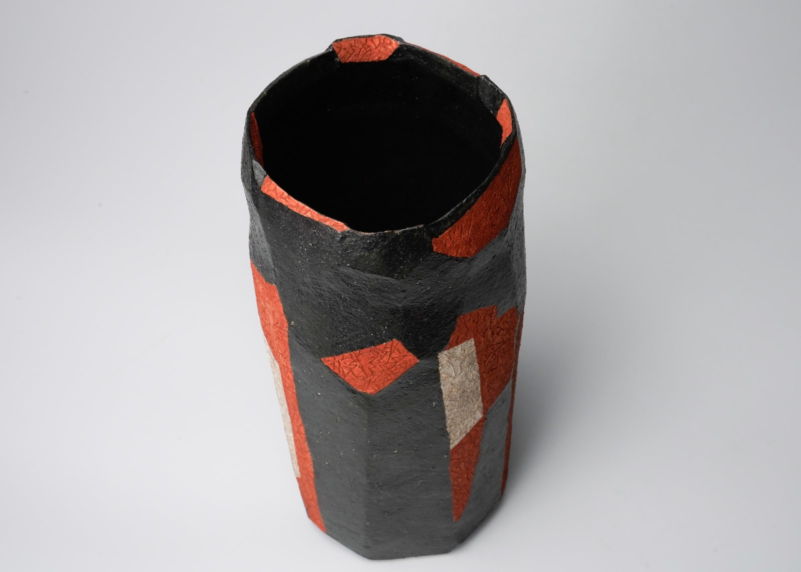 Wada Morihiro 和太守卑良, Black-Glazed Faceted Columnar Vase with Red and White Textured Abstract Patterns, Seki-Sai-Ki 赤彩器, ca. 1998