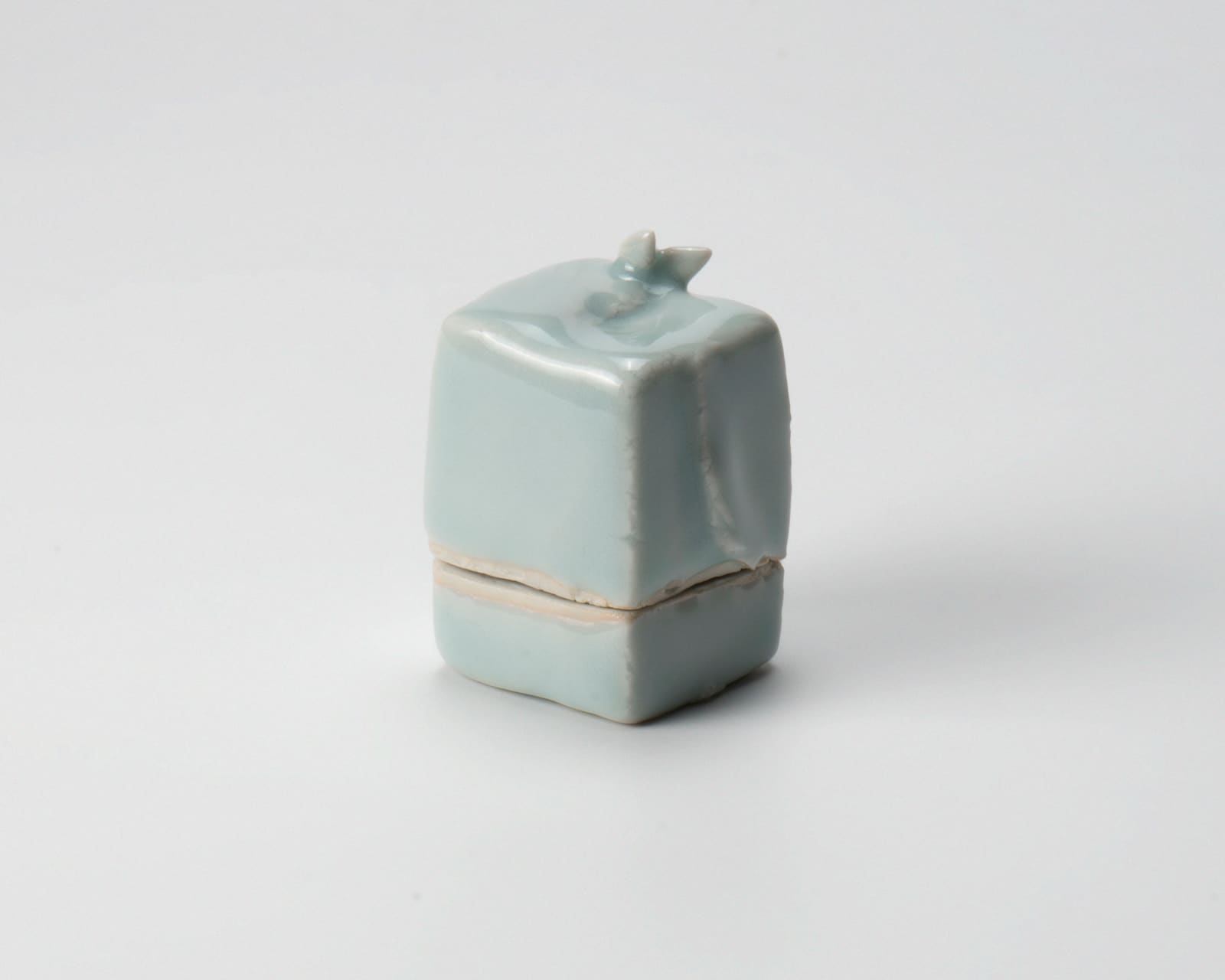 Suzuki Osamu 鈴木治, Celadon incense container, ”Horse”, 1977