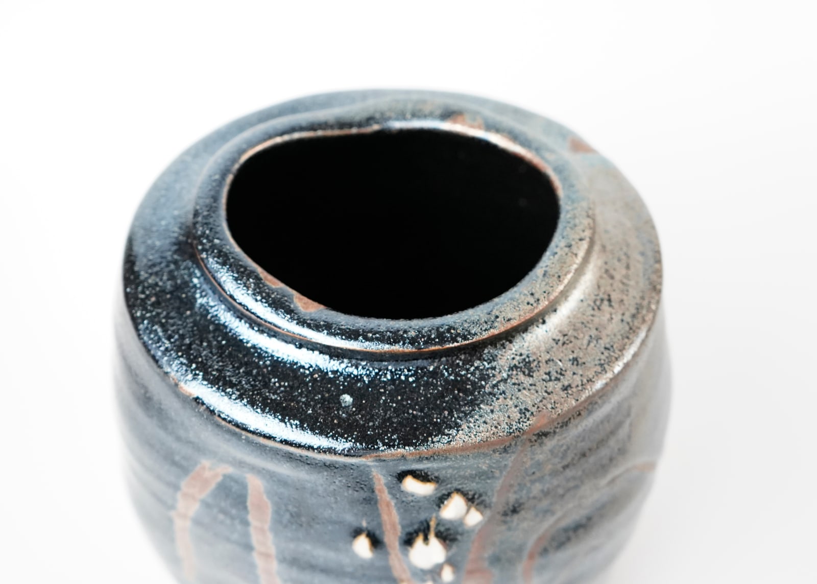 Shimizu Uichi 清水 卯一, Jar with Finger-Scraped Pattern and Gloss Iron glaze 鉄燿扁壺, 1988